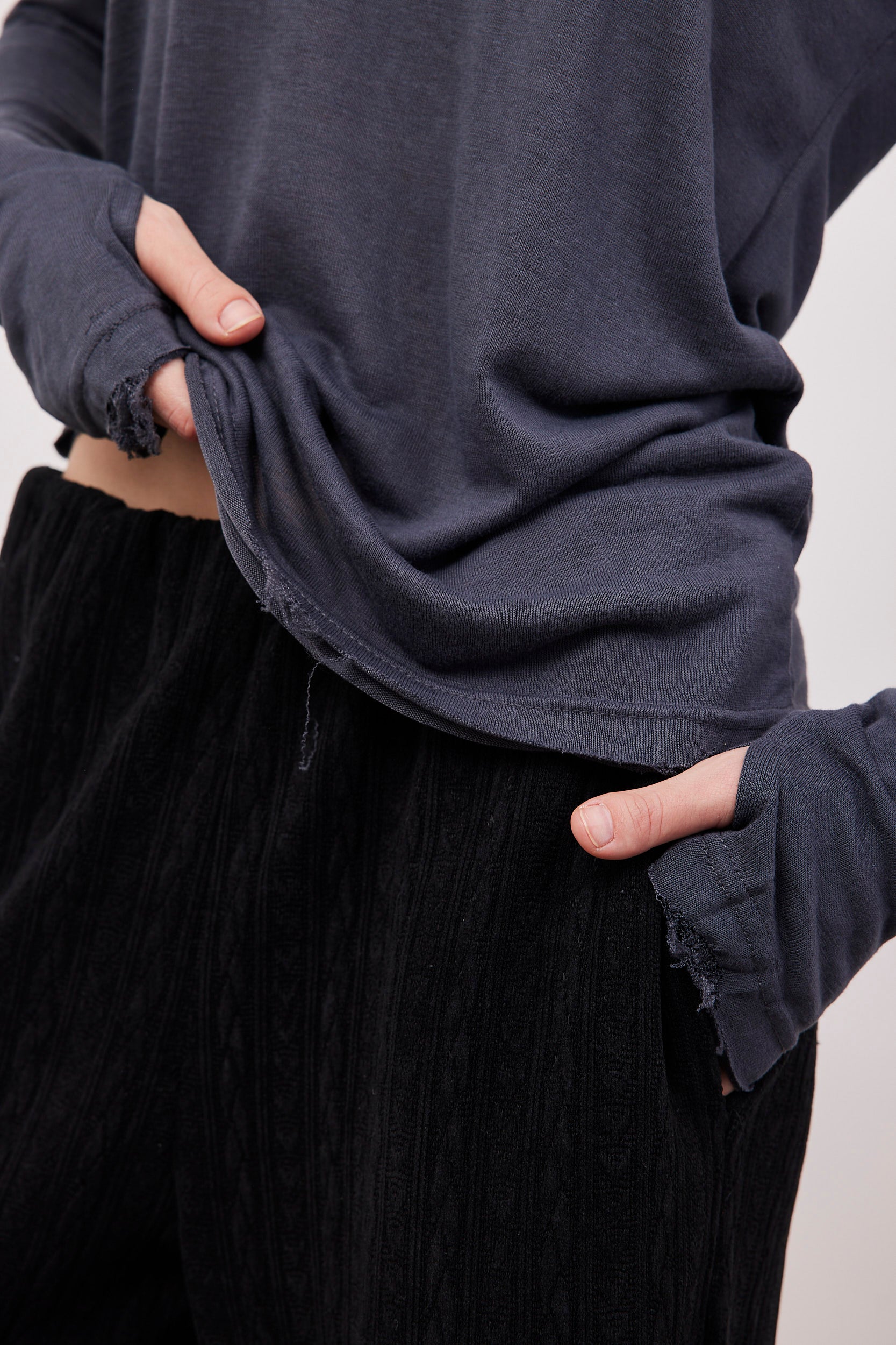 חולצת וי ארוכה בסיומת פרומה עם שרוול כפפה