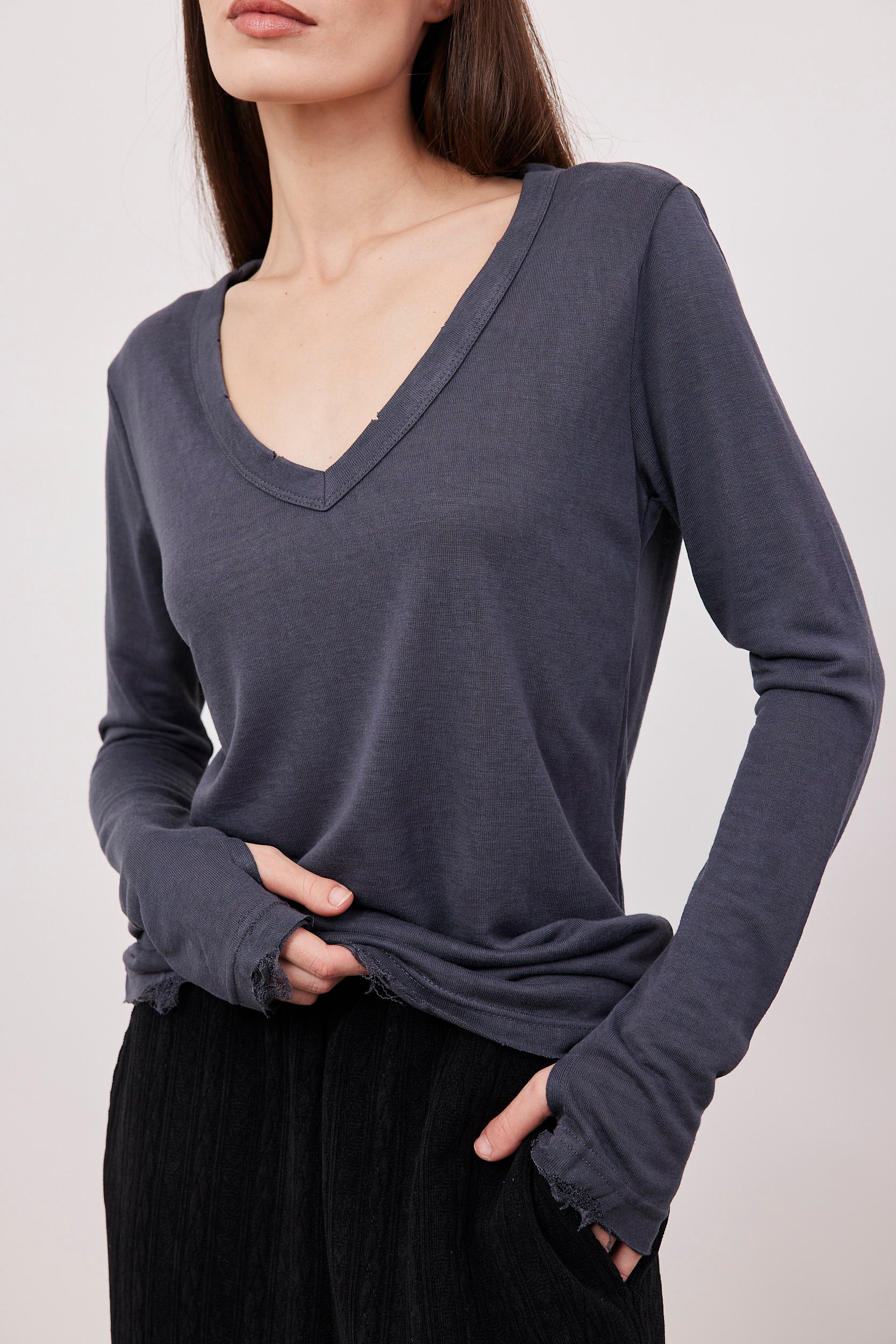 חולצת וי ארוכה בסיומת פרומה עם שרוול כפפה