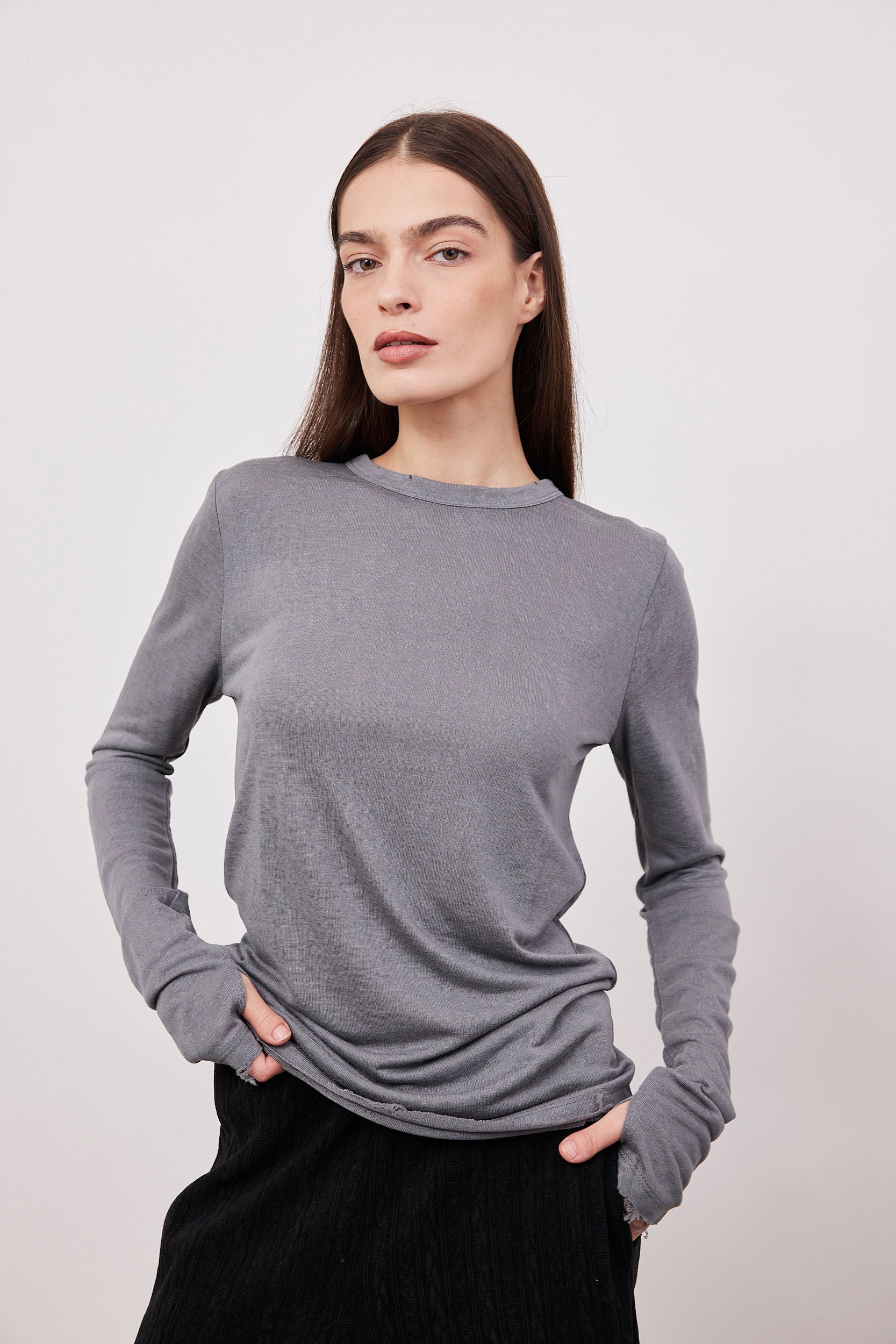 חולצה ארוכה בסיומת פרומה עם שרוול כפפה