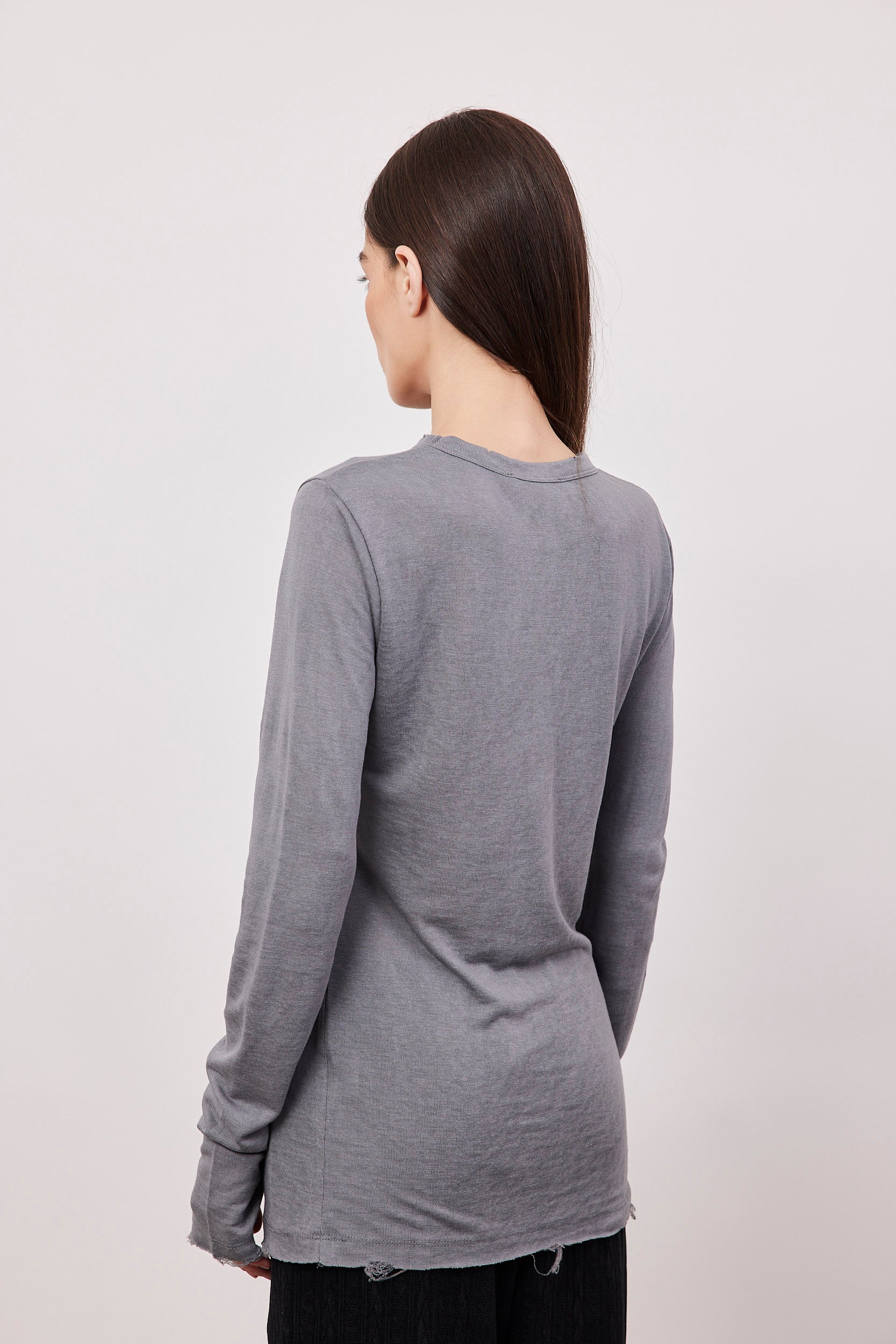 חולצה ארוכה בסיומת פרומה עם שרוול כפפה