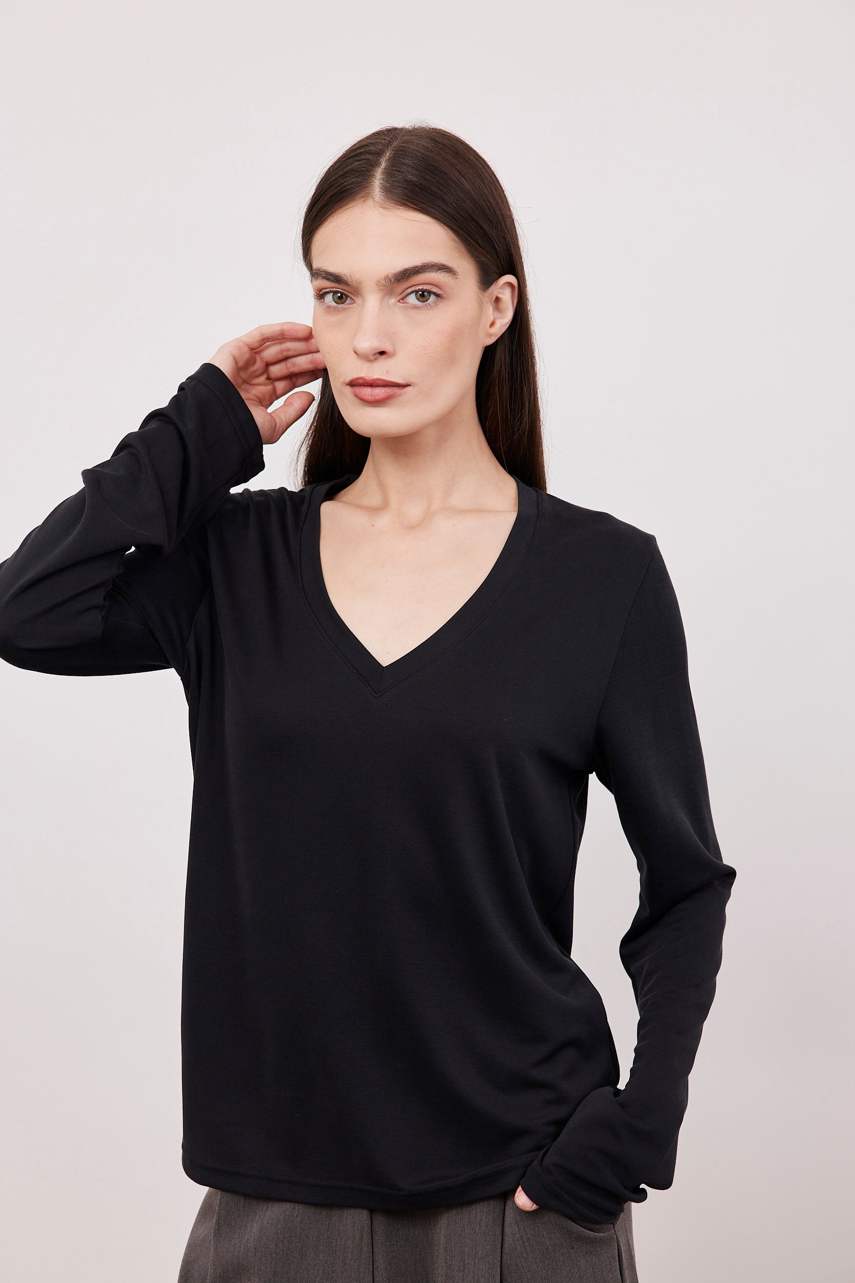 חולצת וי בד מודל