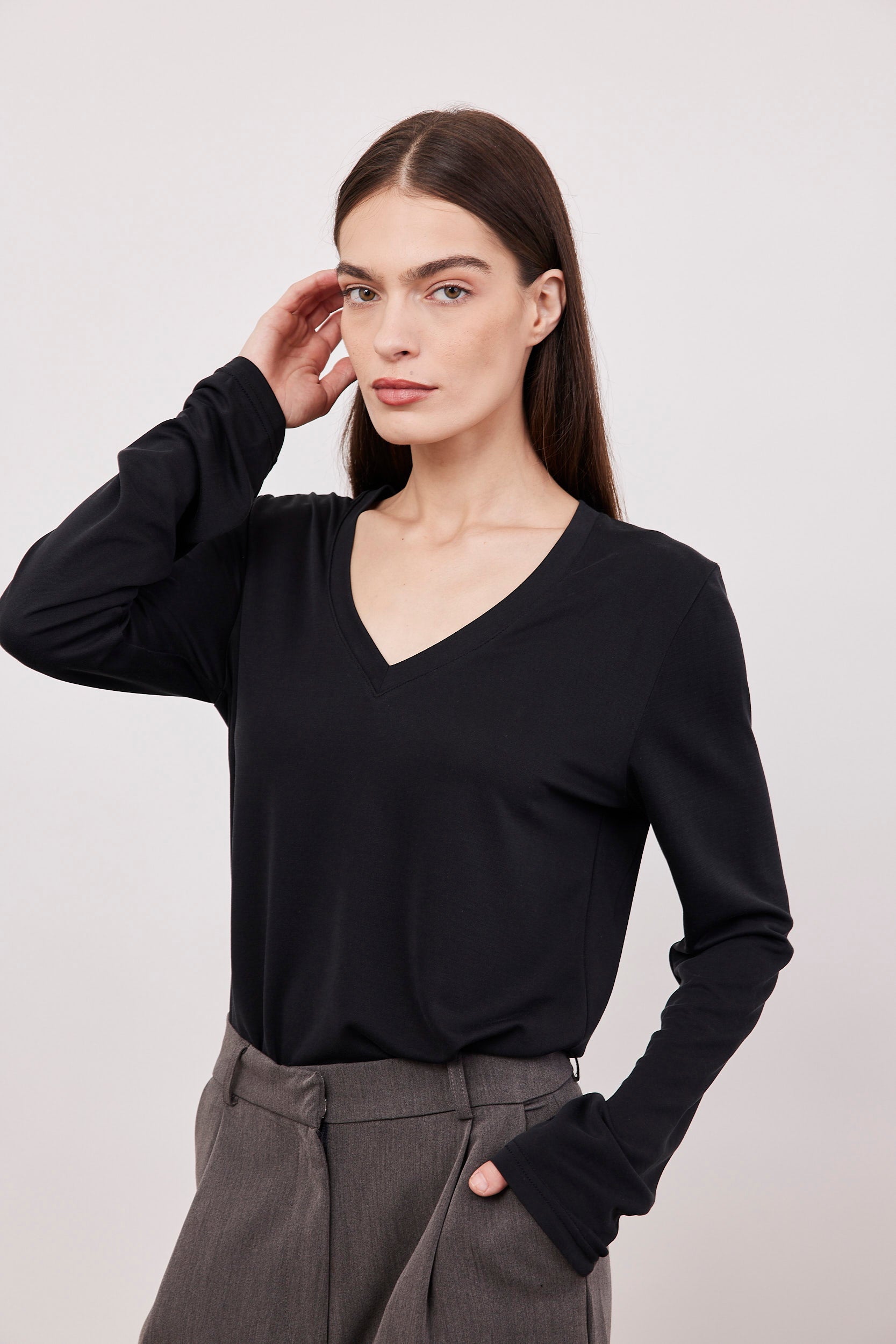 חולצת וי ארוכה בסיומת פרומה עם שרוול כפפה