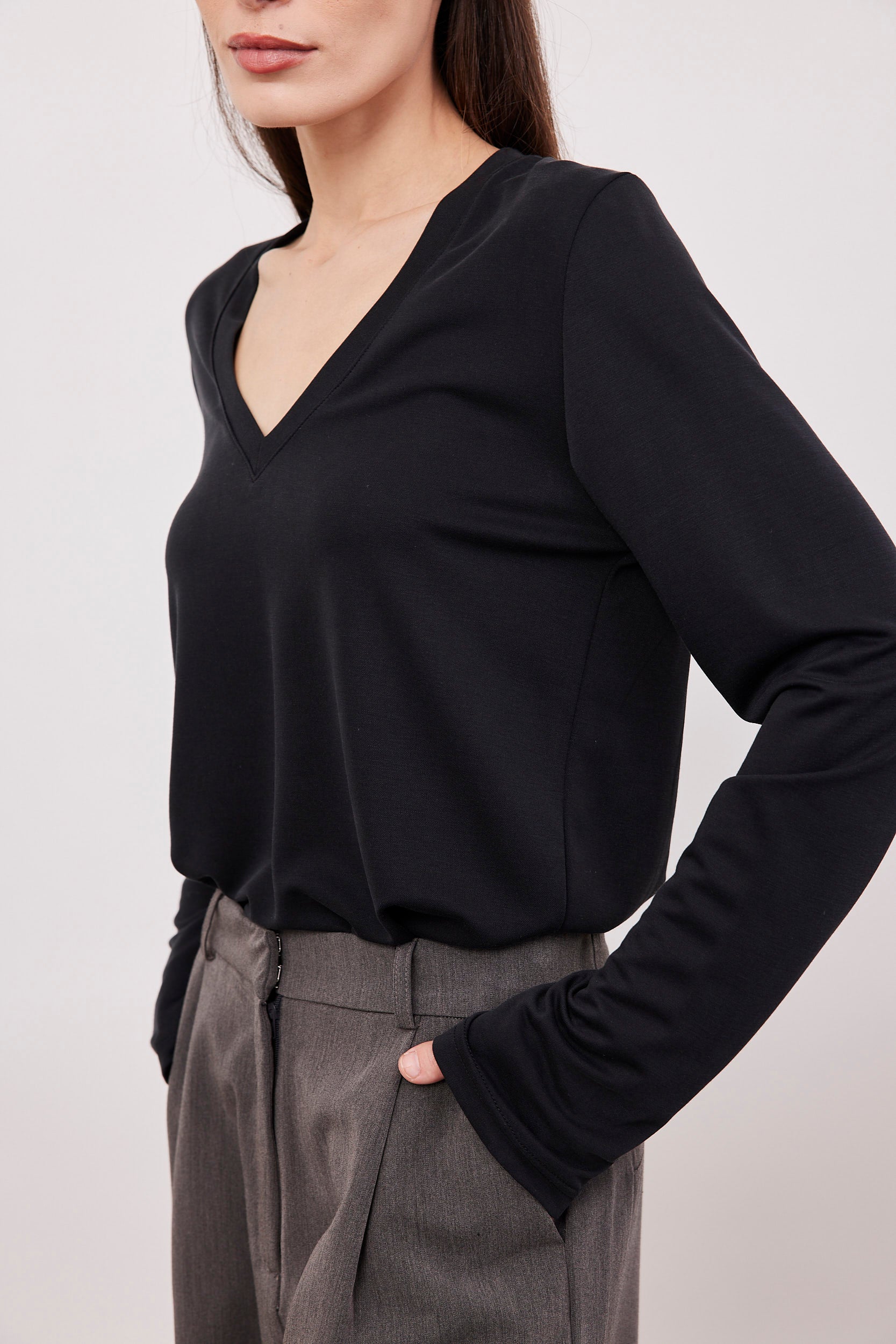 חולצת וי בד מודל