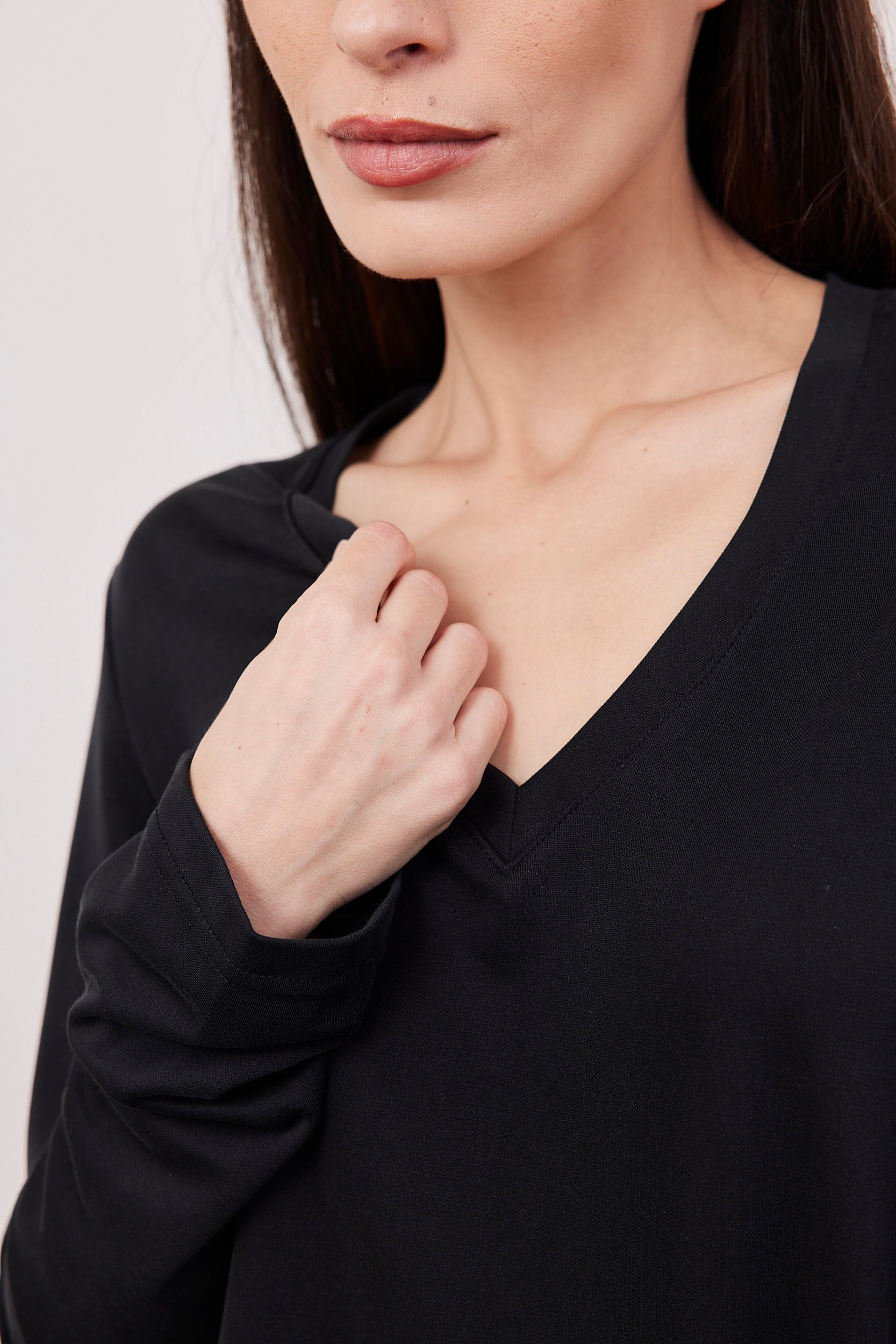 חולצת וי ארוכה בסיומת פרומה עם שרוול כפפה