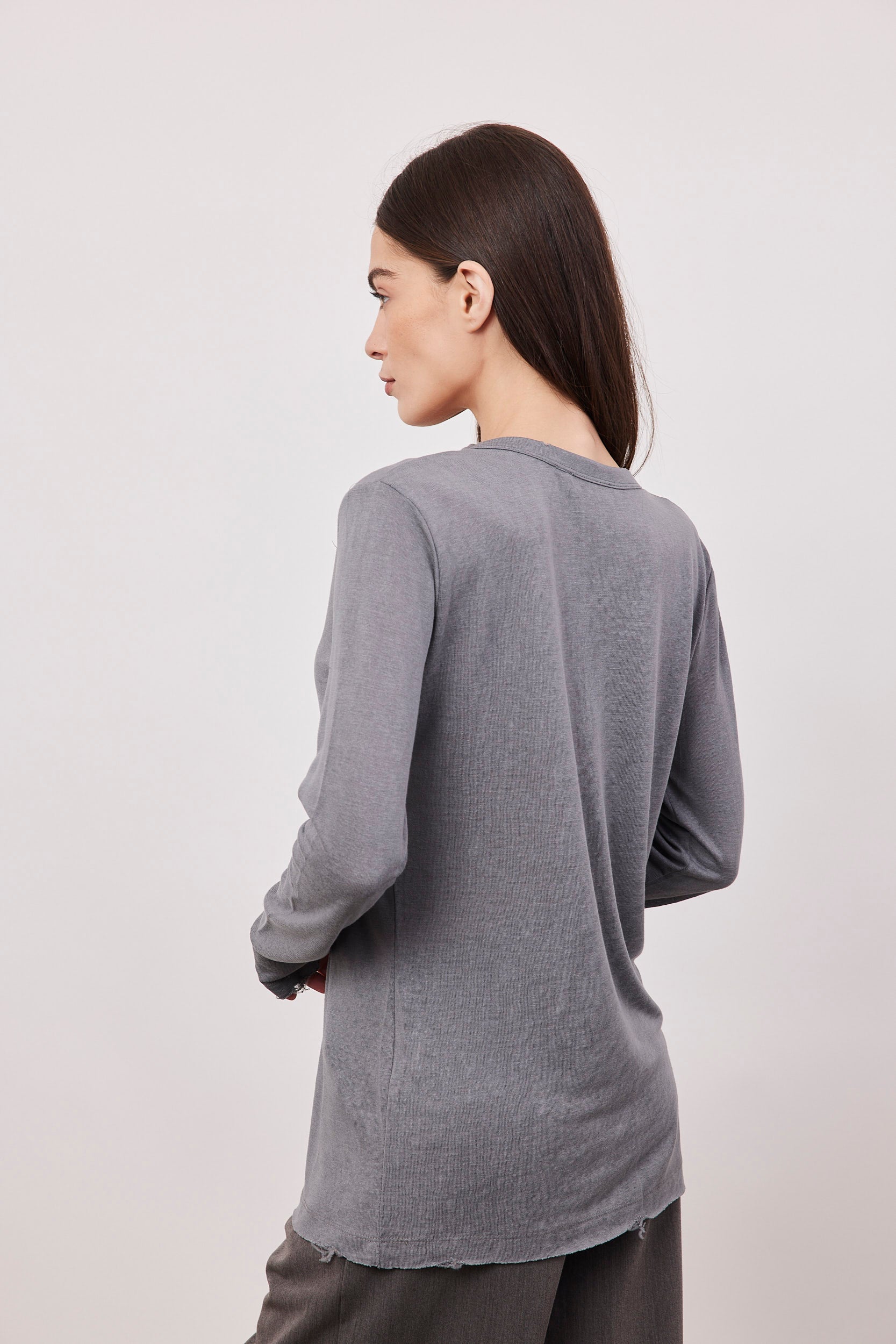 חולצת וי ארוכה בסיומת פרומה עם שרוול כפפה