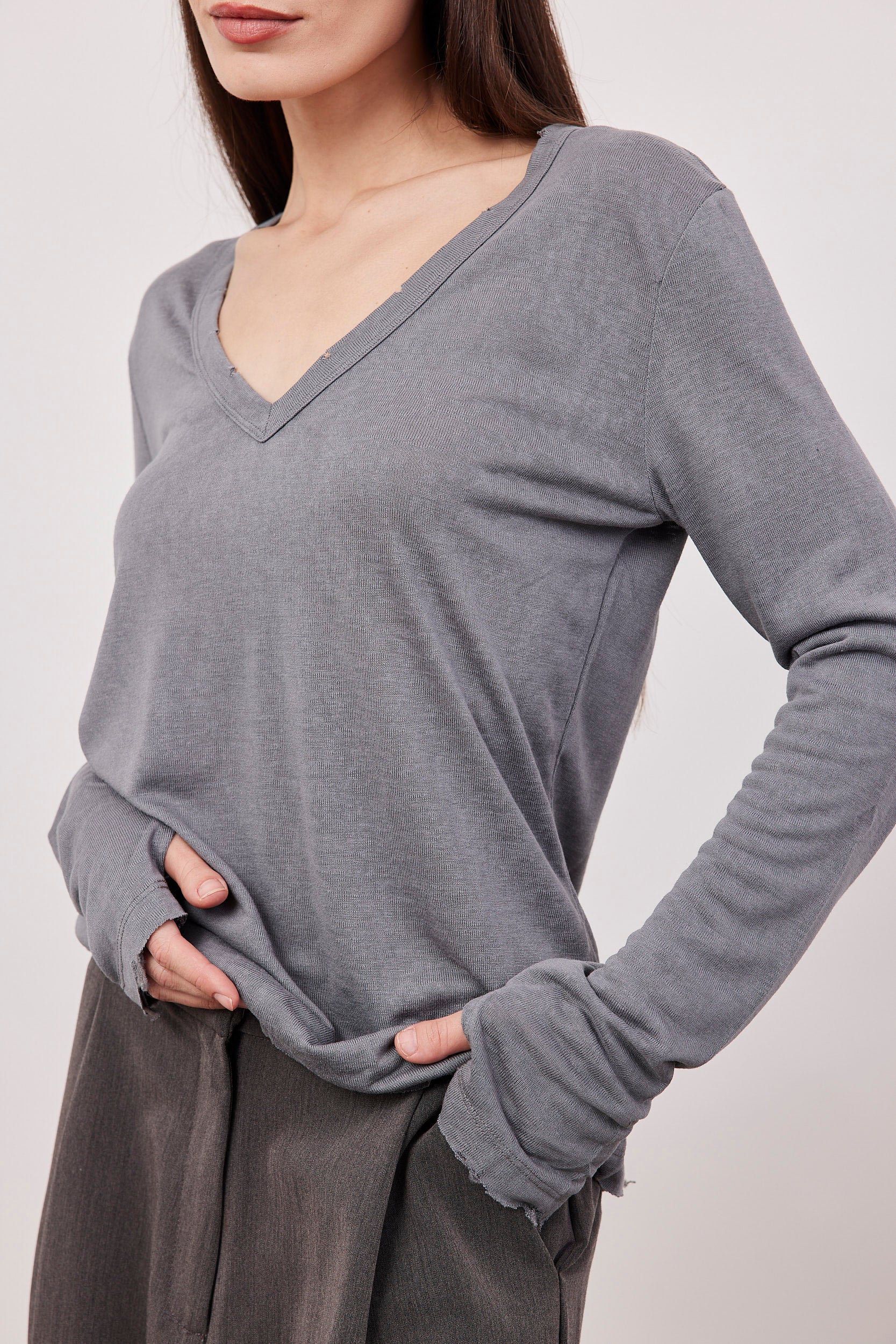 חולצת וי ארוכה בסיומת פרומה עם שרוול כפפה