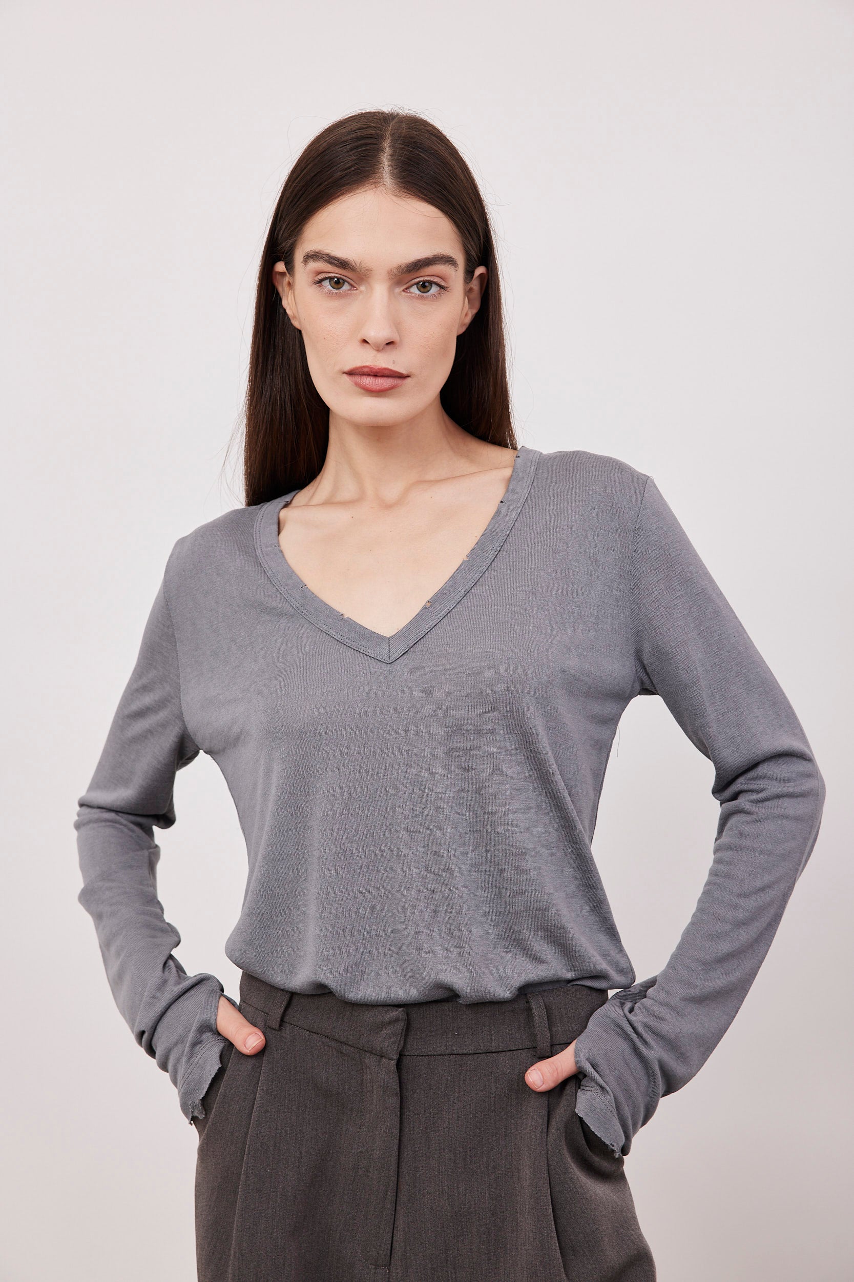 חולצת וי ארוכה בסיומת פרומה עם שרוול כפפה