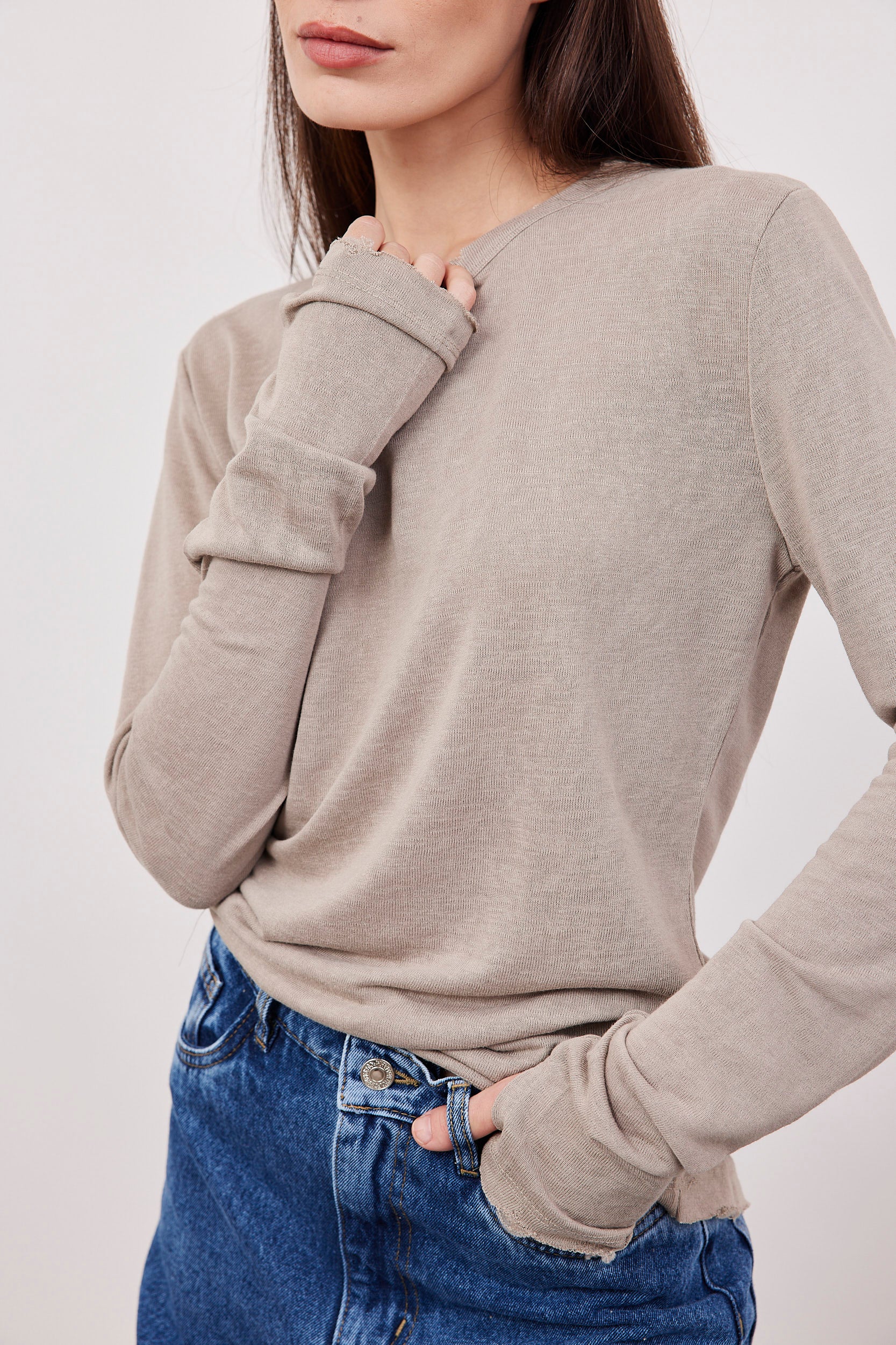 חולצה ארוכה בסיומת פרומה עם שרוול כפפה