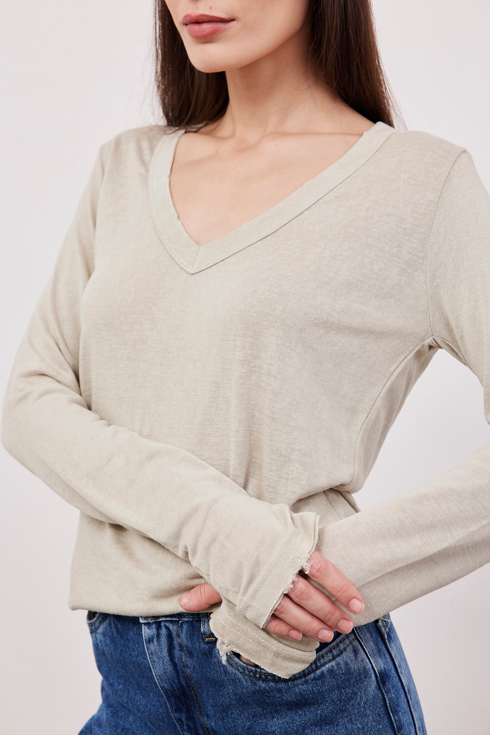 חולצת וי ארוכה בסיומת פרומה עם שרוול כפפה