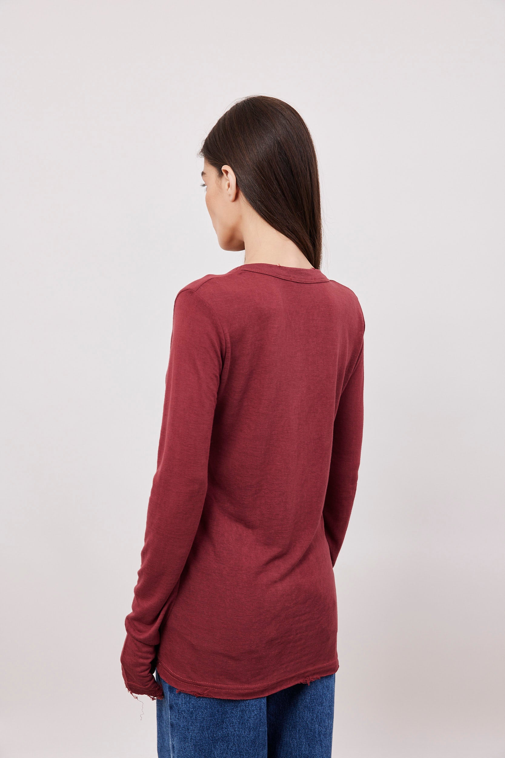 חולצת וי ארוכה בסיומת פרומה עם שרוול כפפה