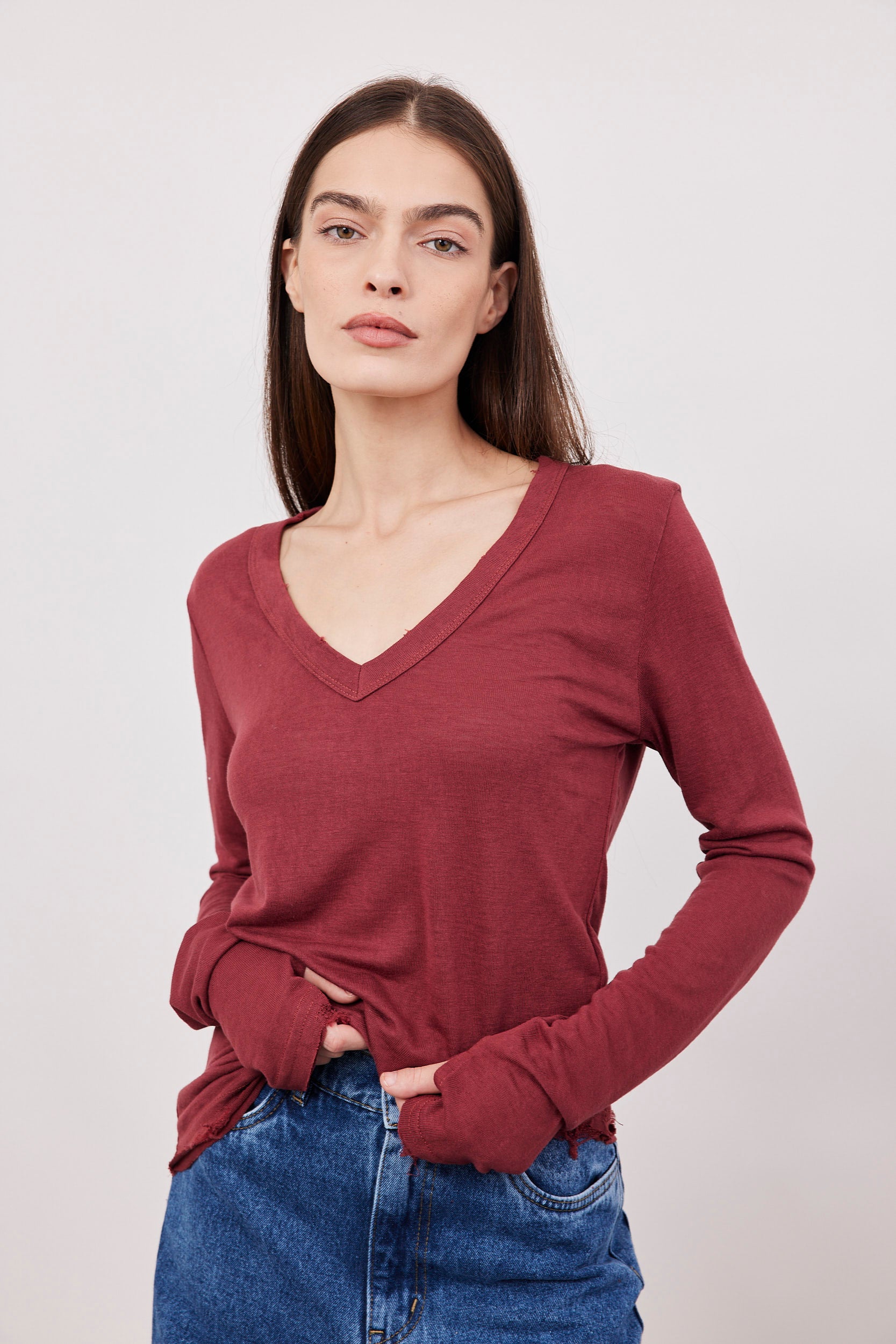 חולצת וי ארוכה בסיומת פרומה עם שרוול כפפה