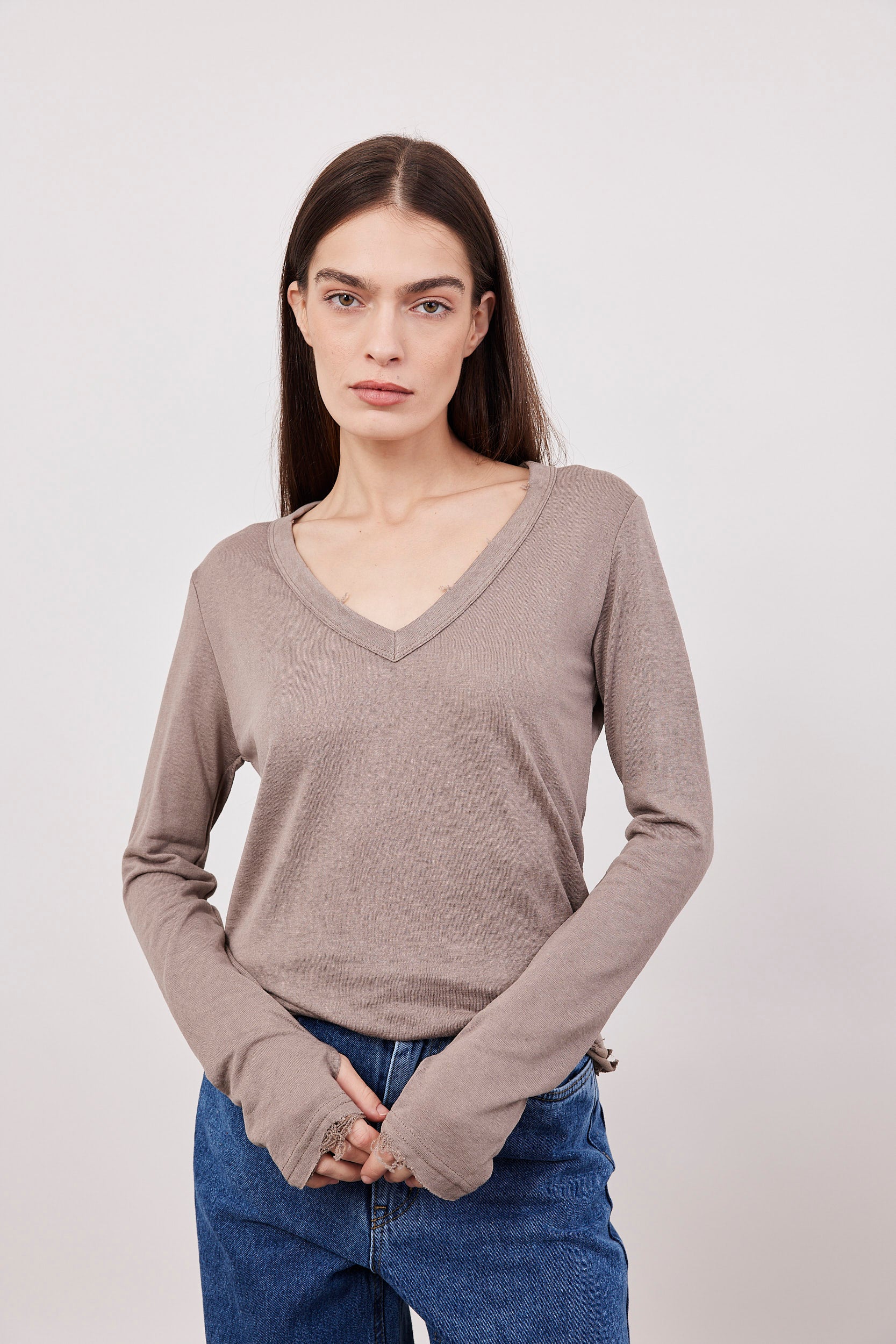 חולצת וי ארוכה בסיומת פרומה עם שרוול כפפה