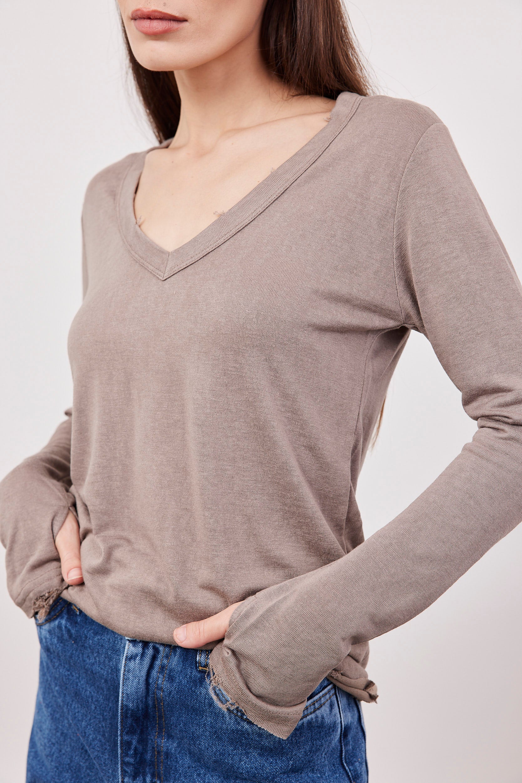 חולצת וי ארוכה בסיומת פרומה עם שרוול כפפה