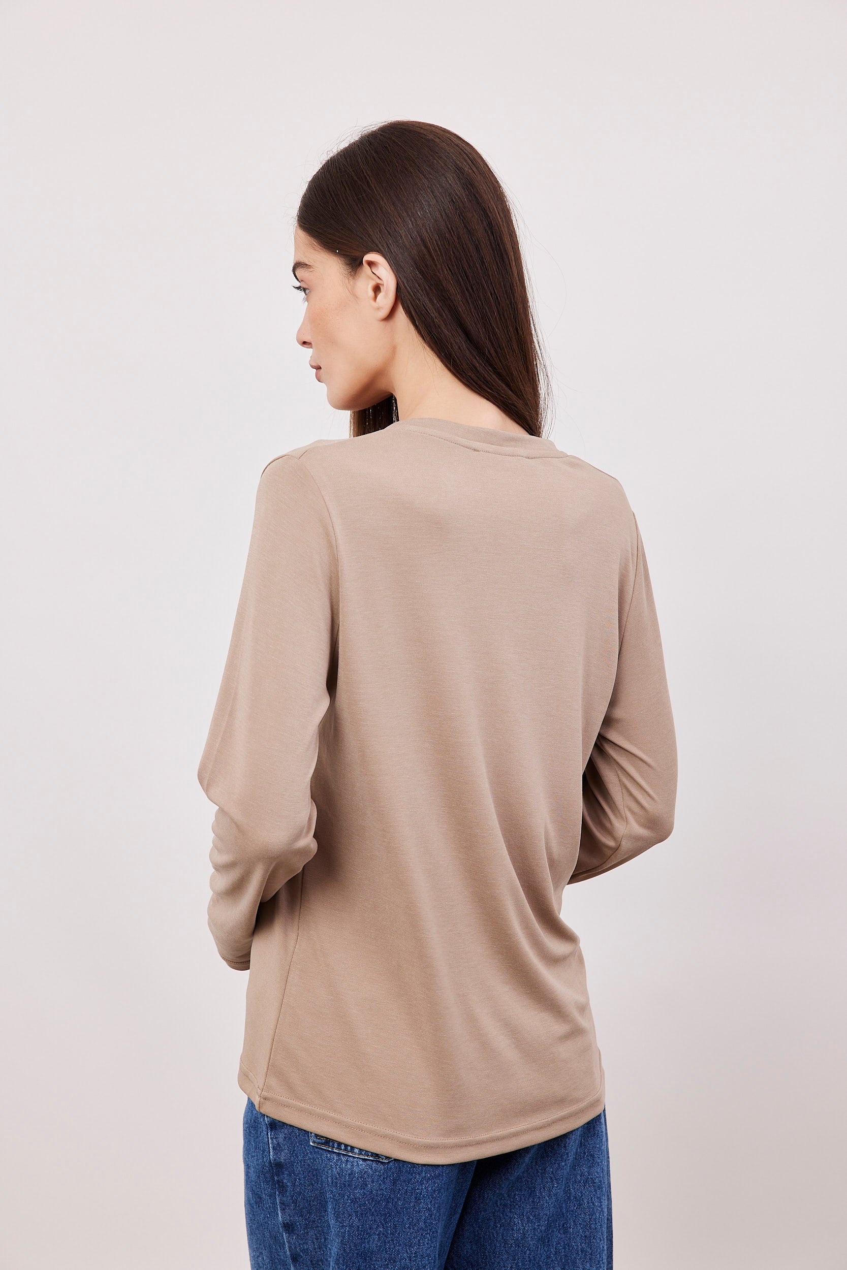 חולצת וי בד מודל