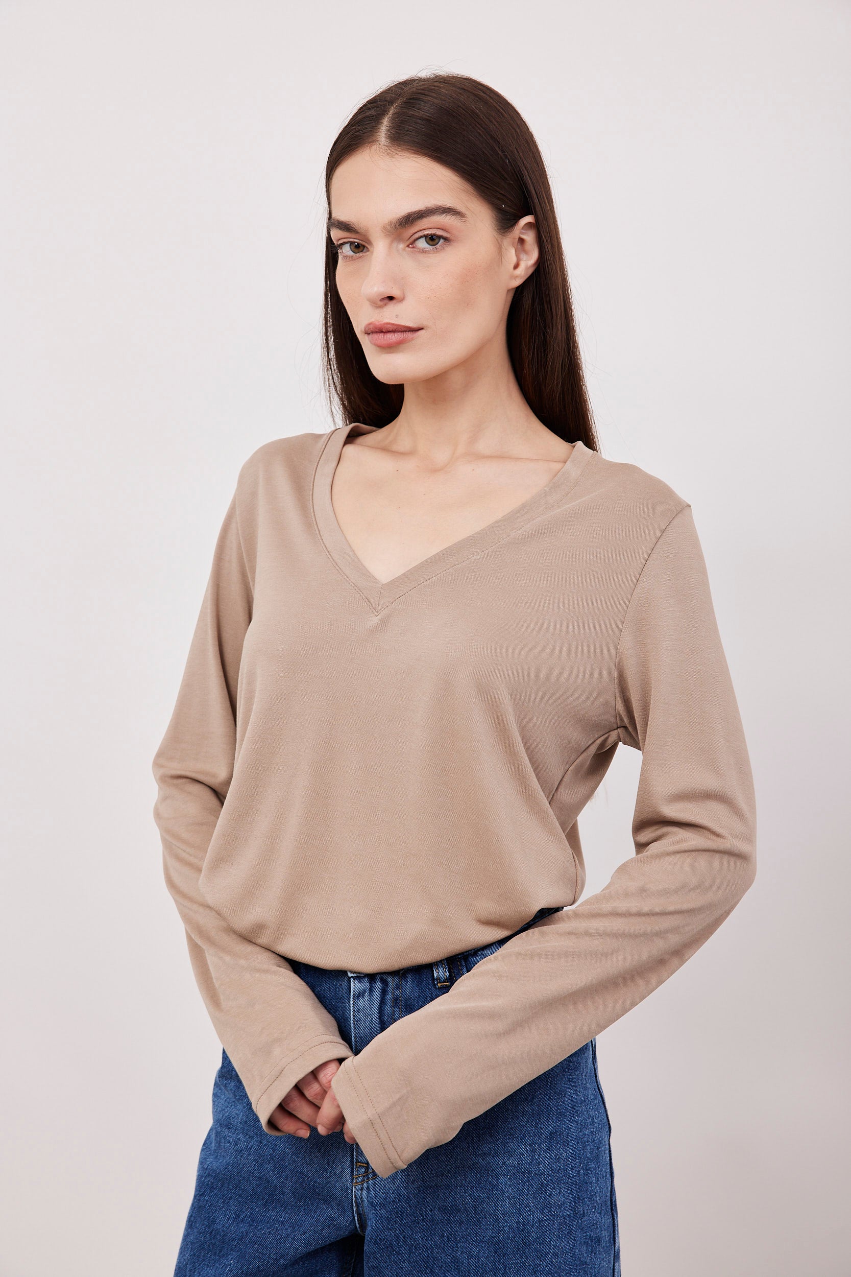 חולצת וי בד מודל