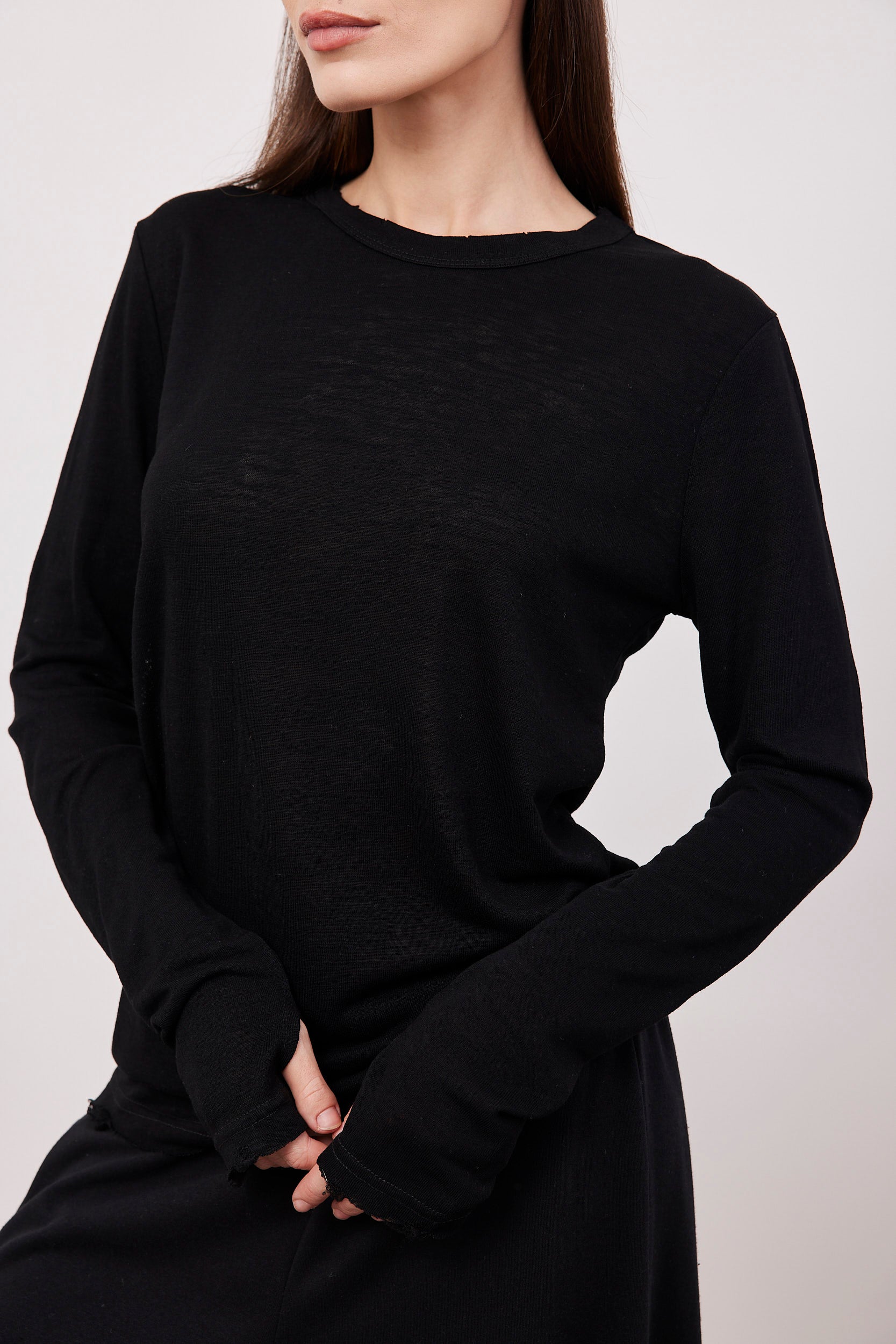 חולצה ארוכה בסיומת פרומה עם שרוול כפפה