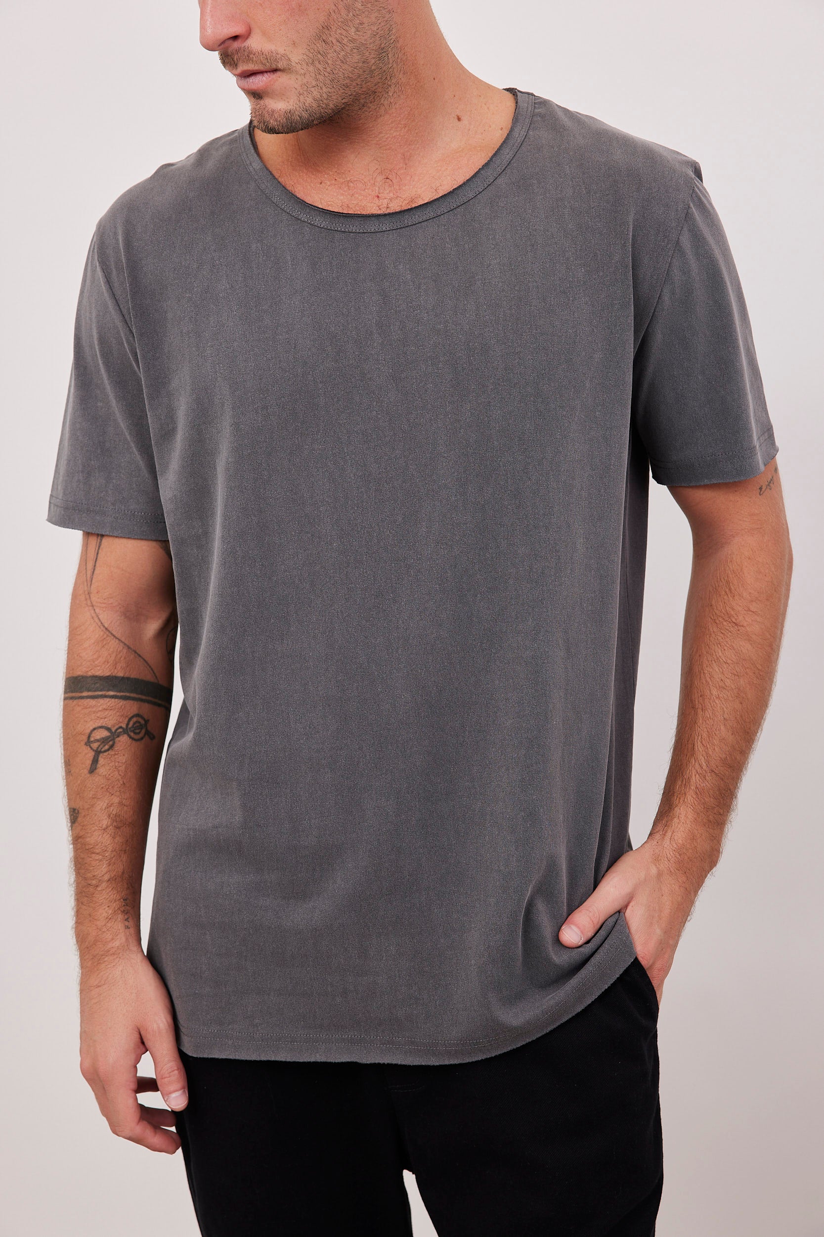 חולצת ווש בסיומת גזורה