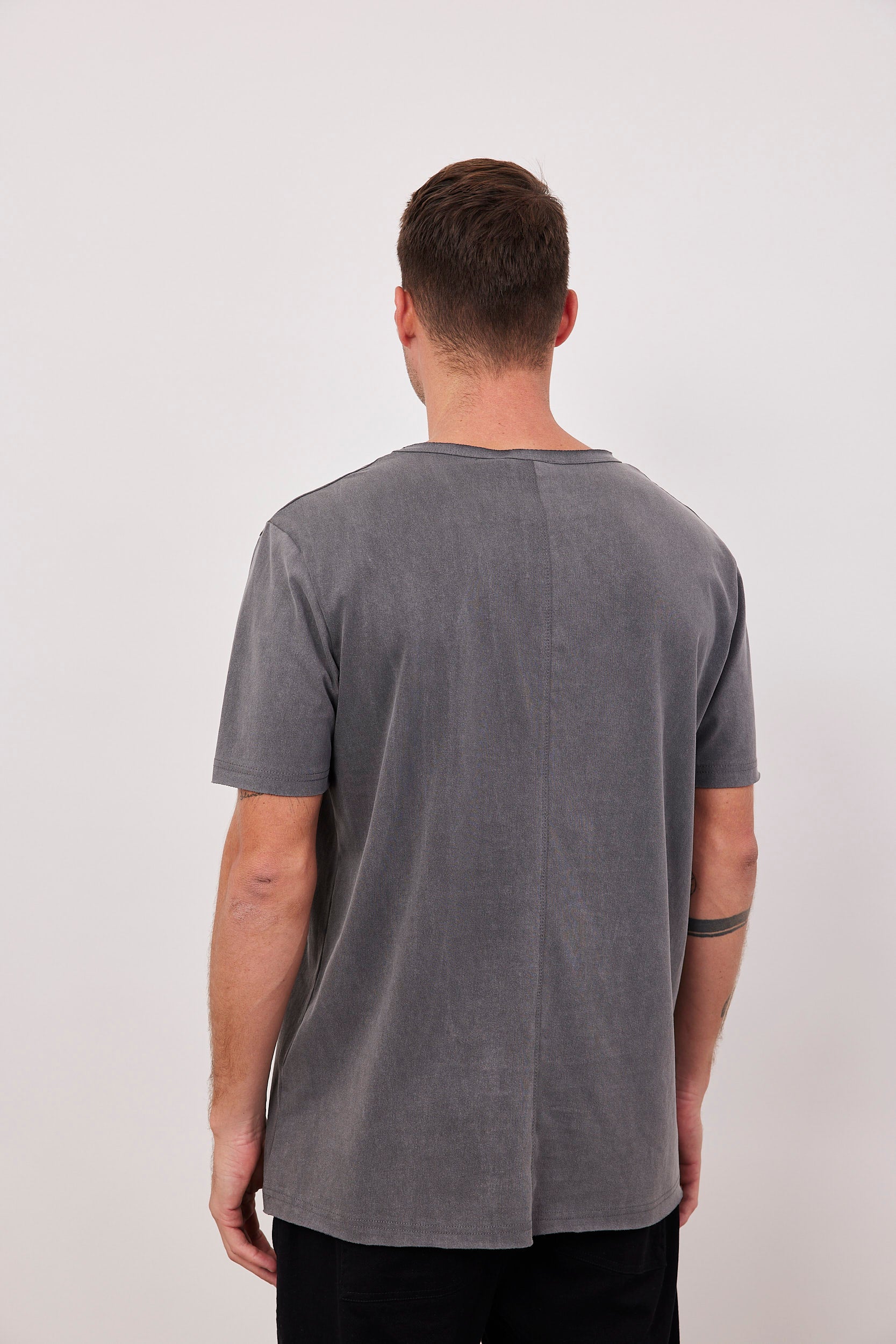 חולצת ווש בסיומת גזורה