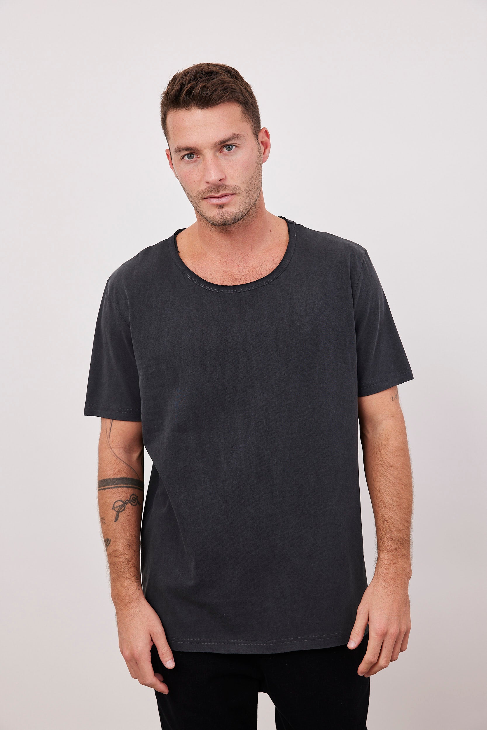 חולצת ווש בסיומת גזורה