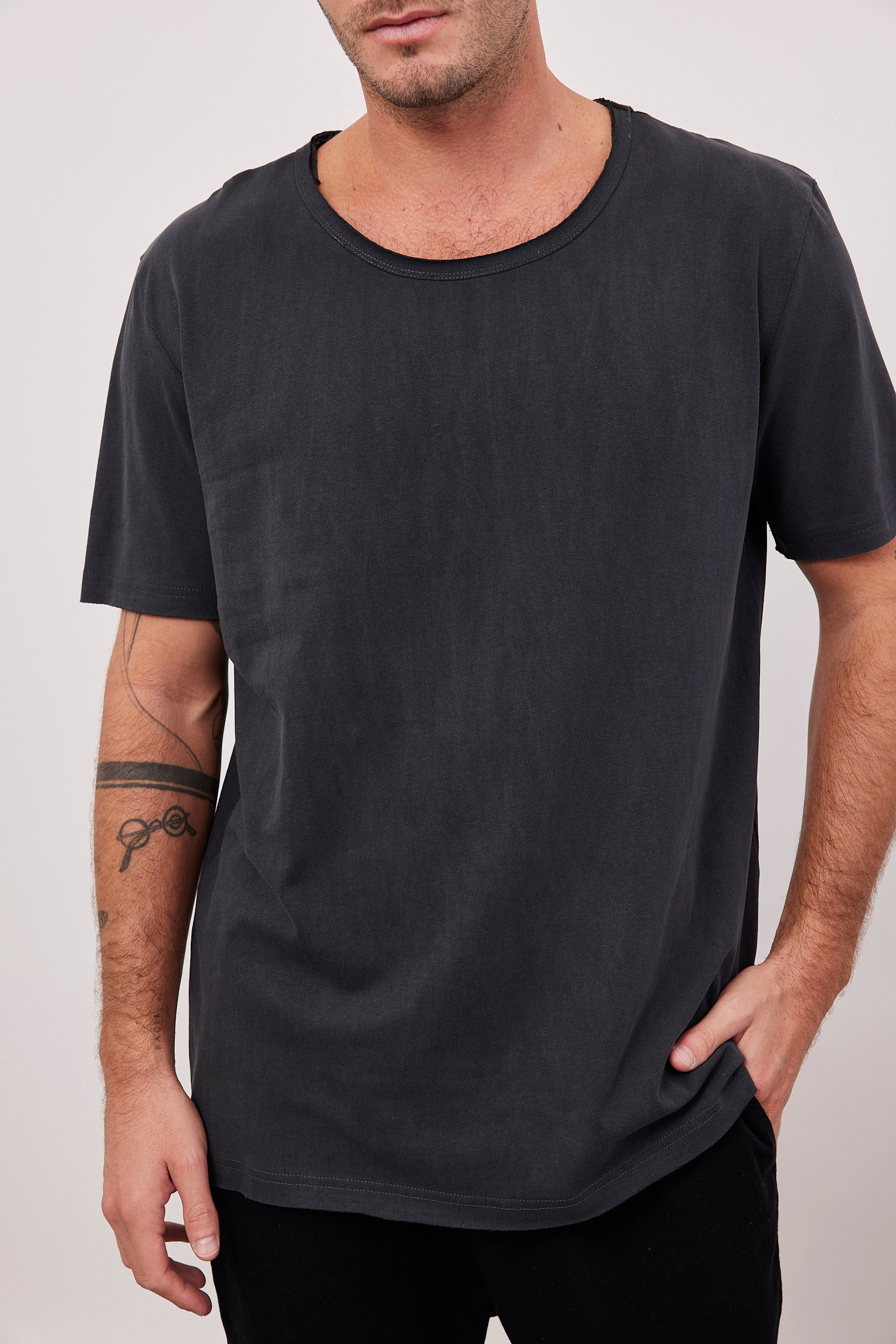 חולצת ווש בסיומת גזורה