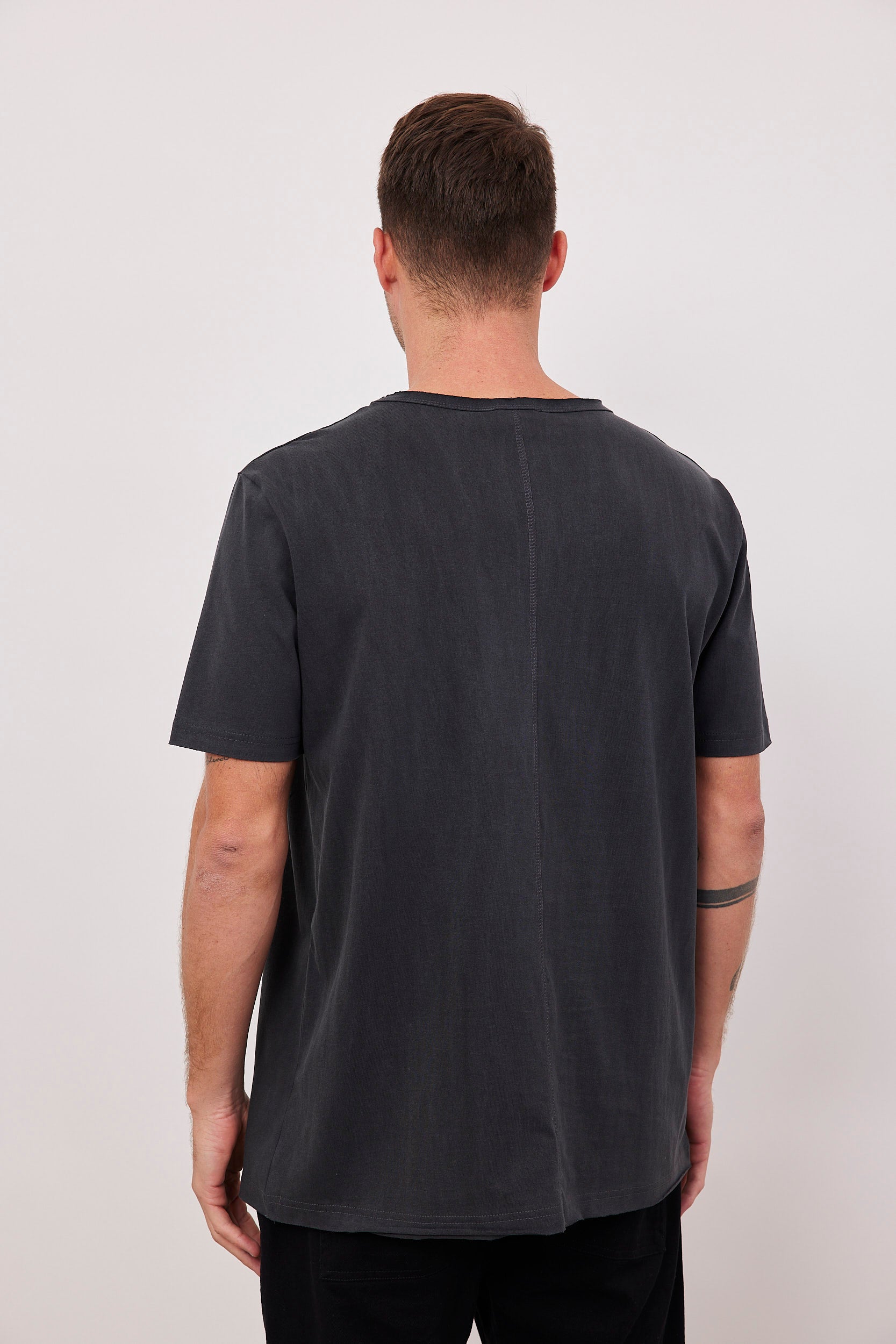 חולצת ווש בסיומת גזורה