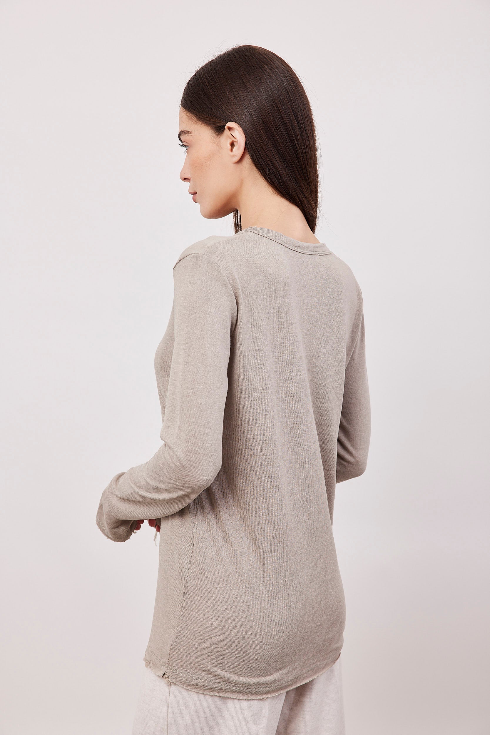 חולצת וי ארוכה בסיומת פרומה עם שרוול כפפה