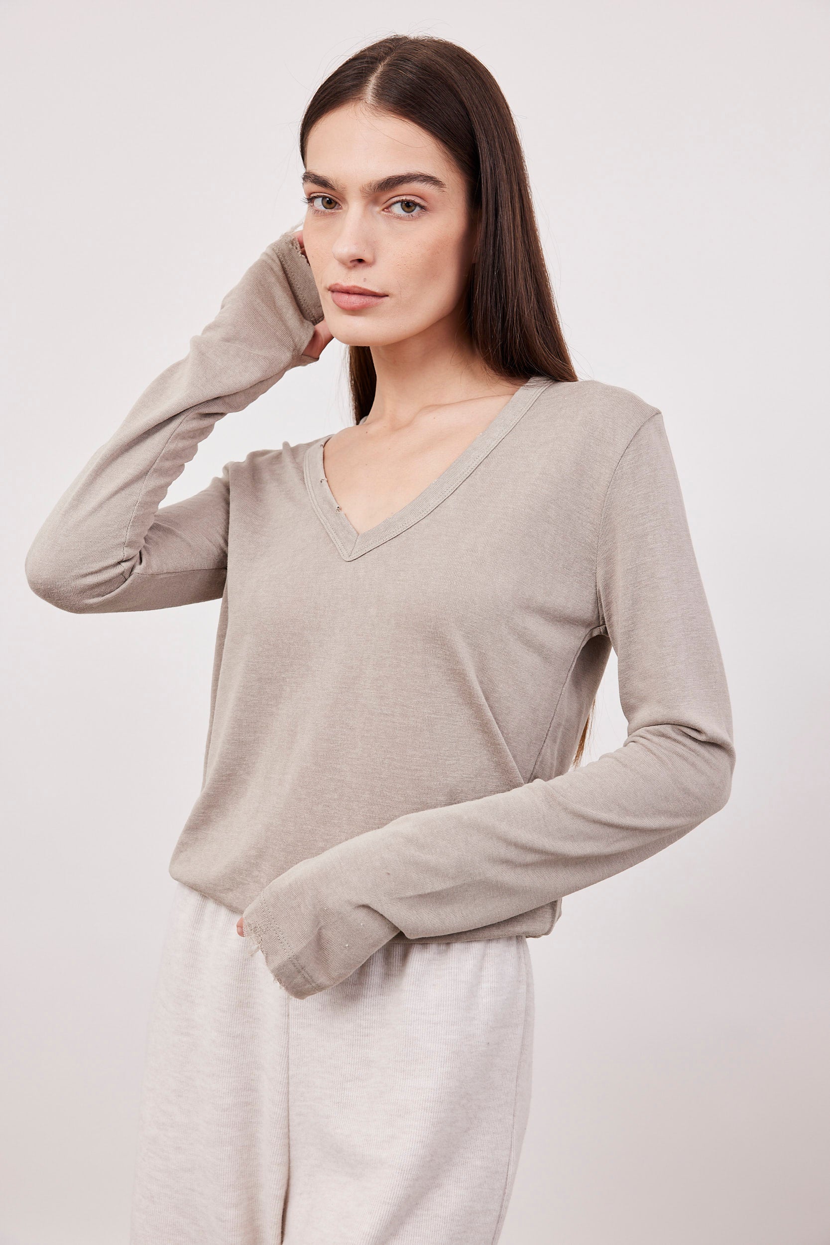 חולצת וי ארוכה בסיומת פרומה עם שרוול כפפה