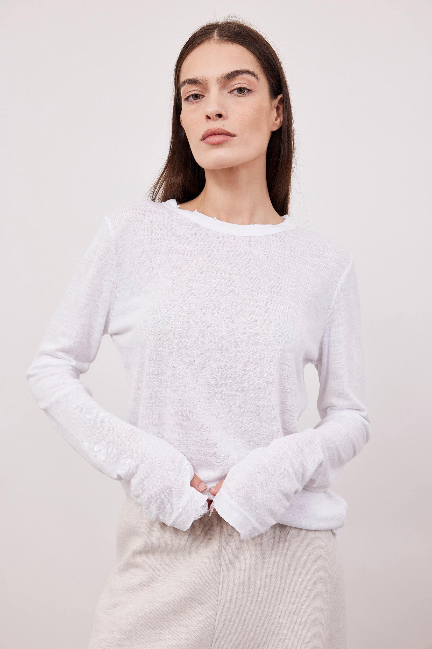 חולצה ארוכה בסיומת פרומה עם שרוול כפפה