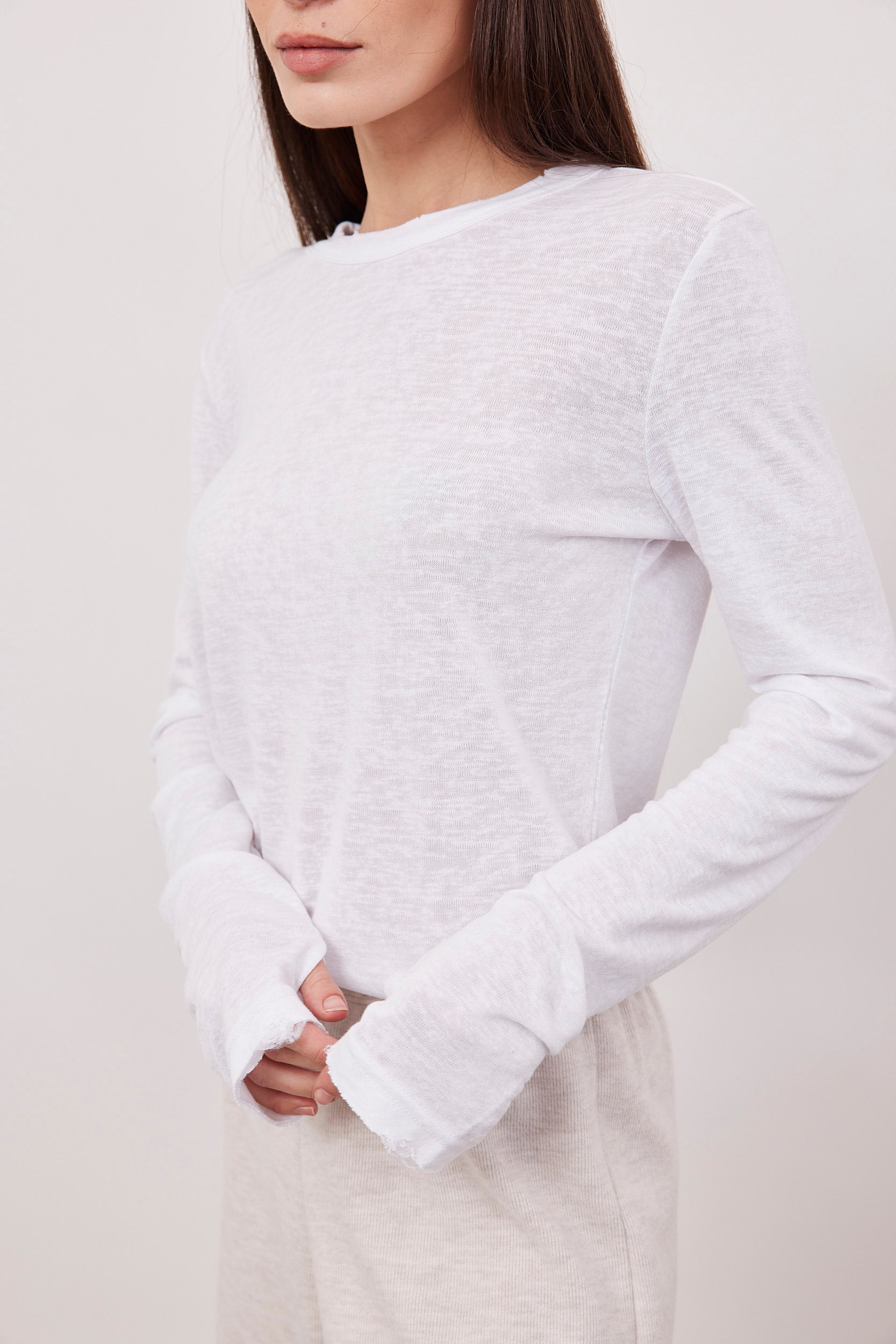 חולצה ארוכה בסיומת פרומה עם שרוול כפפה