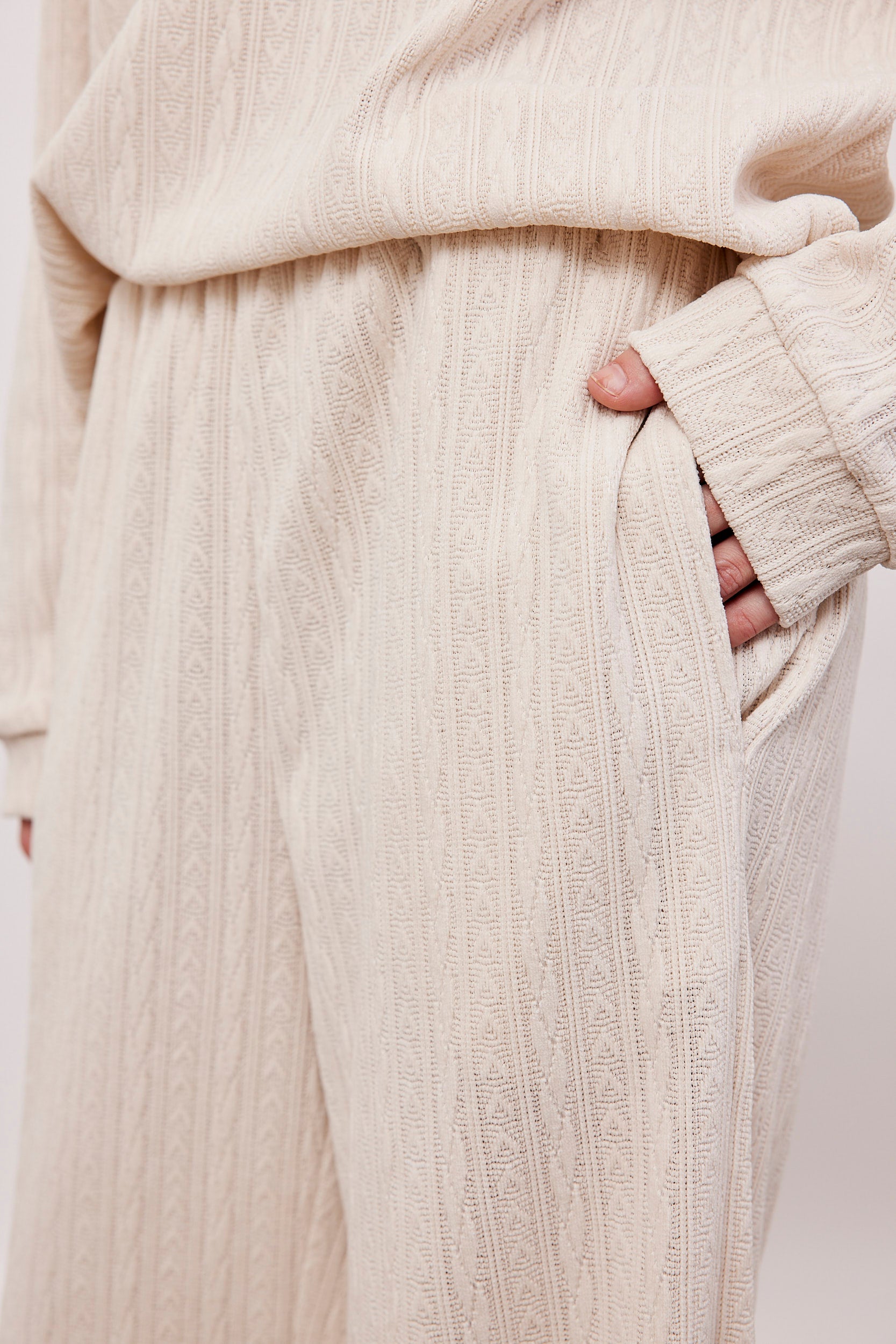 מכנסי סריג אוברסייז בטקסטורה