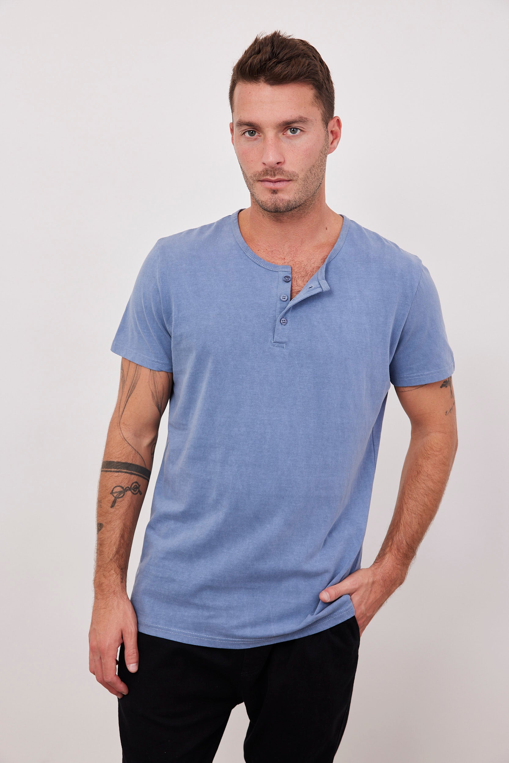 טי-שרט ווש בשילוב כפתורים