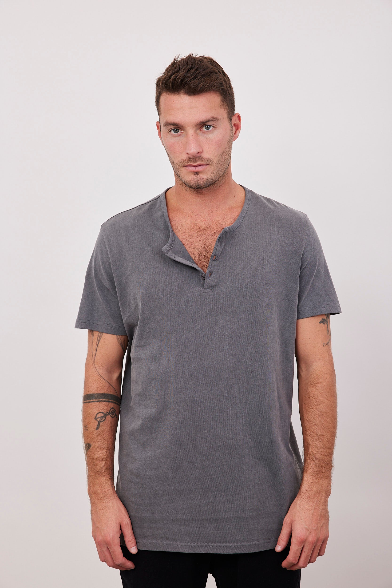 טי-שרט ווש בשילוב כפתורים