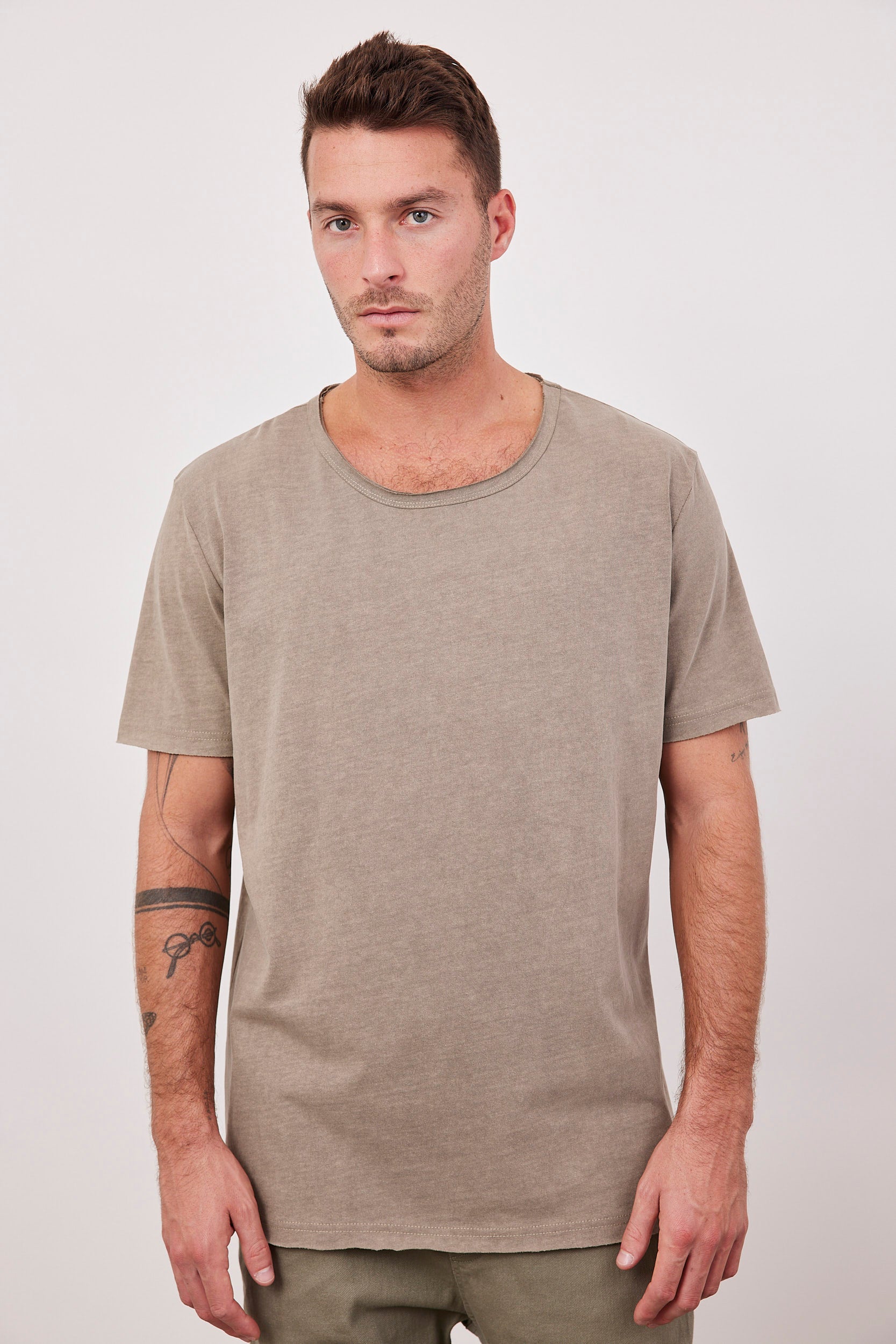 חולצת ווש בסיומת גזורה