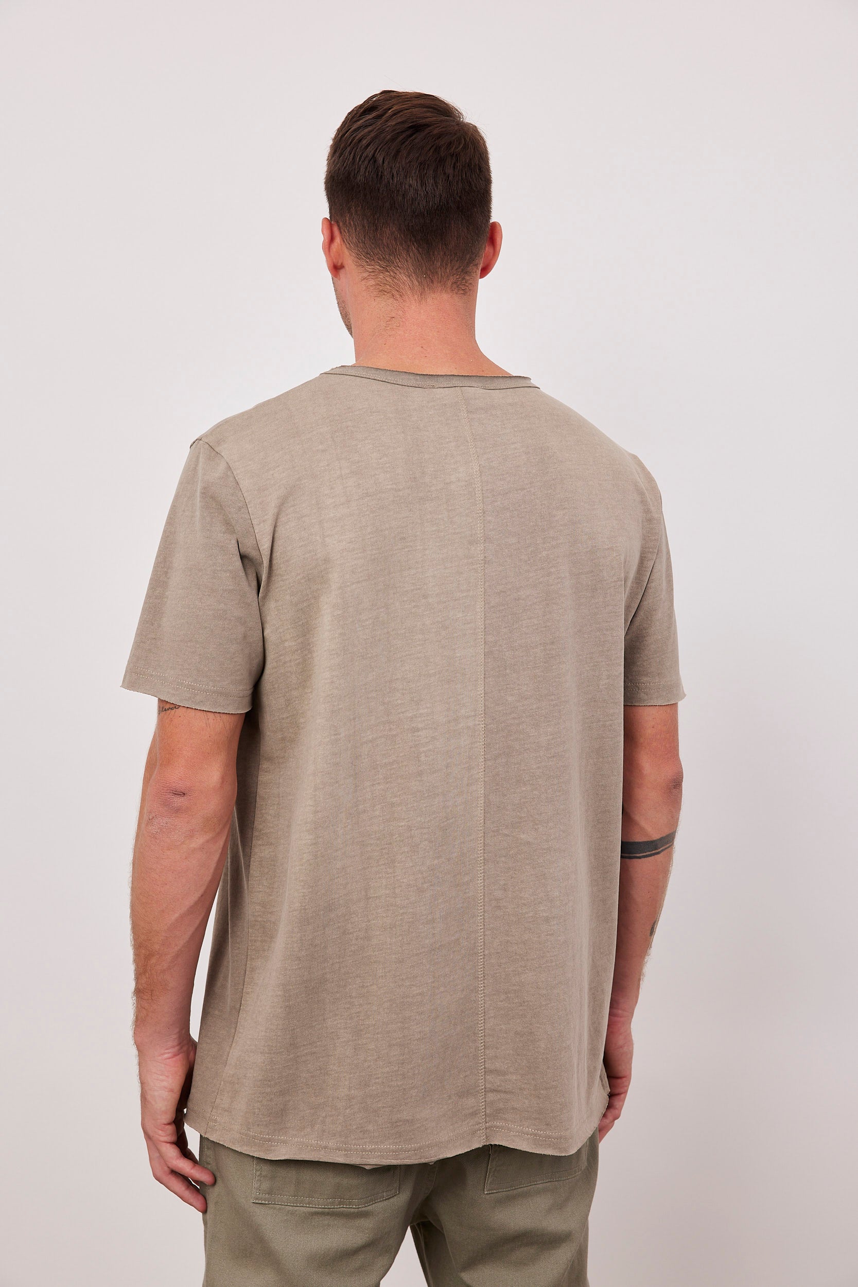 חולצת ווש בסיומת גזורה