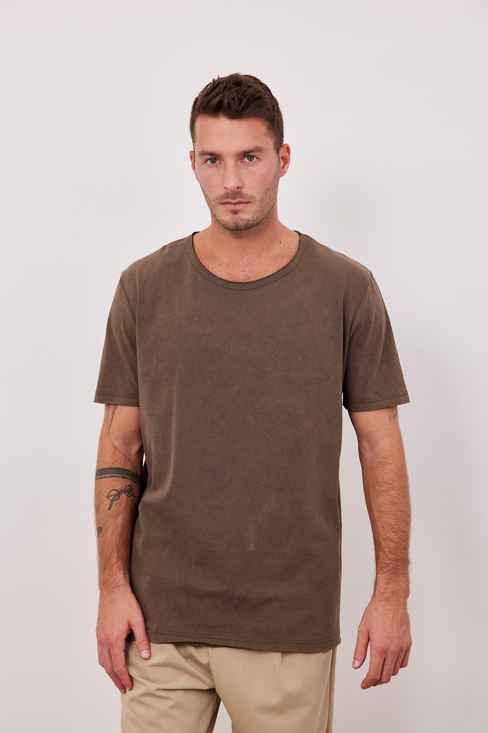 חולצת ווש בסיומת גזורה