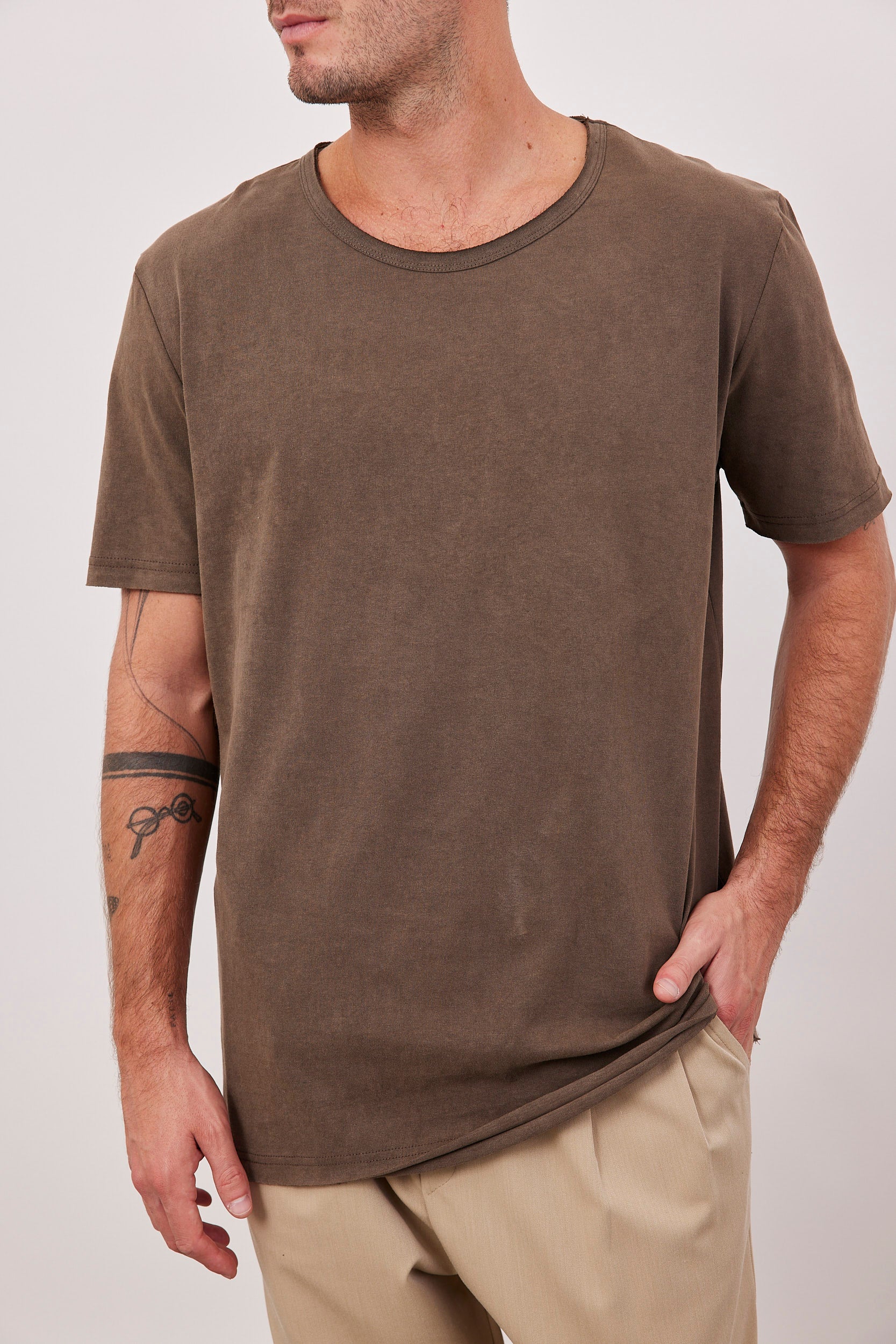 חולצת ווש בסיומת גזורה