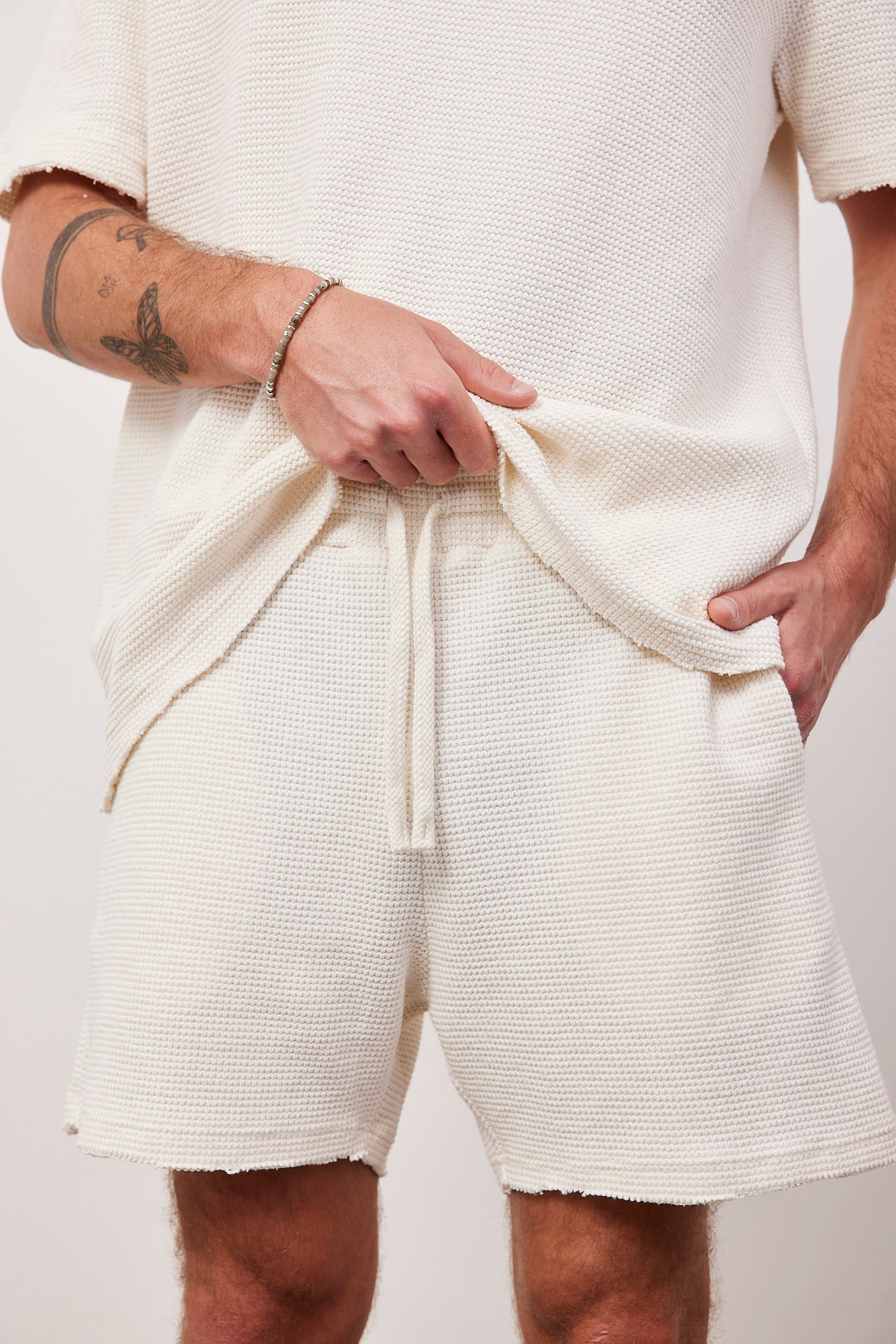 מכנסיים קצרים מבד וופל בסיומת קרעים - ITAY BRANDS