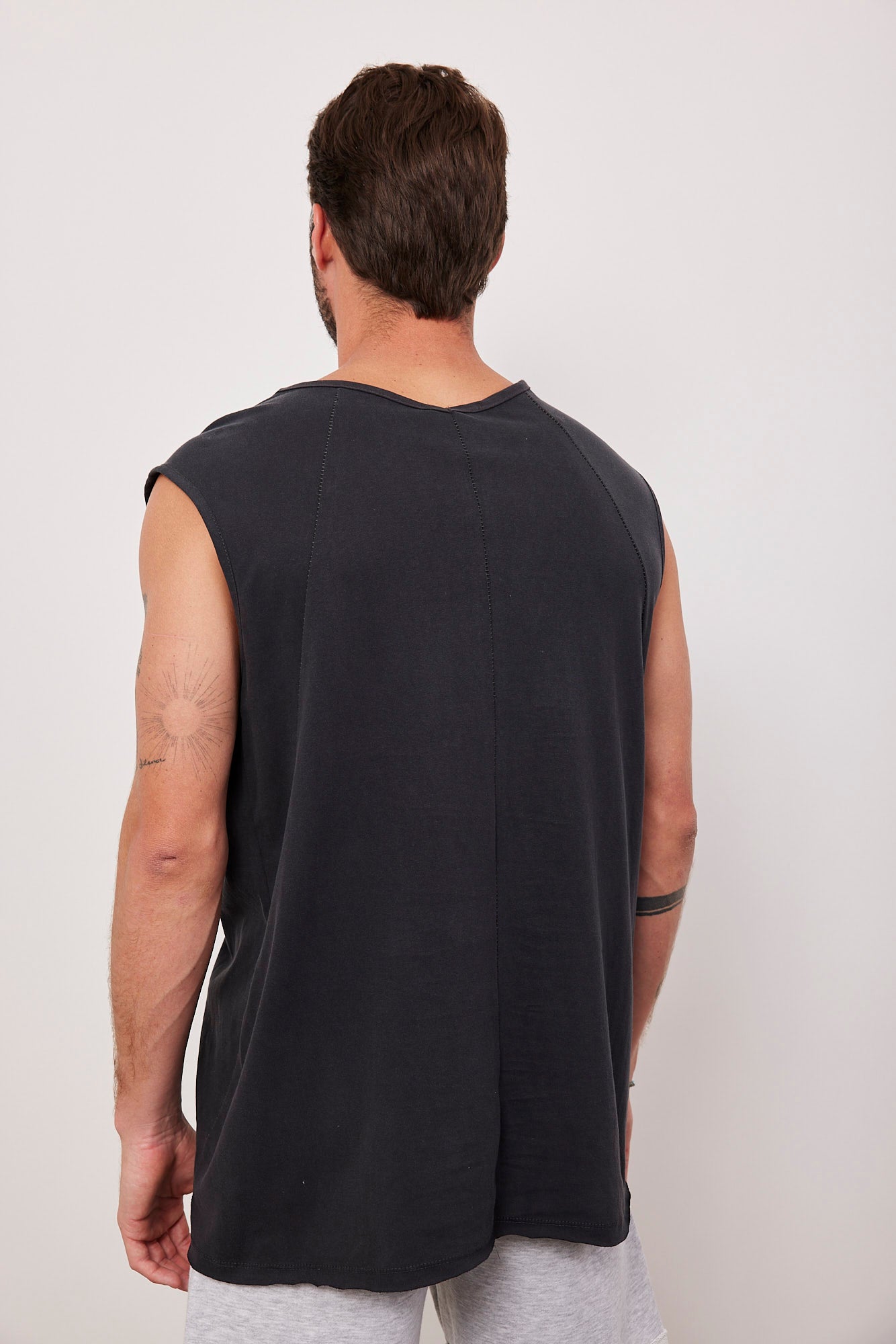 גופייה עם תיפורים צידיים - ITAY BRANDS