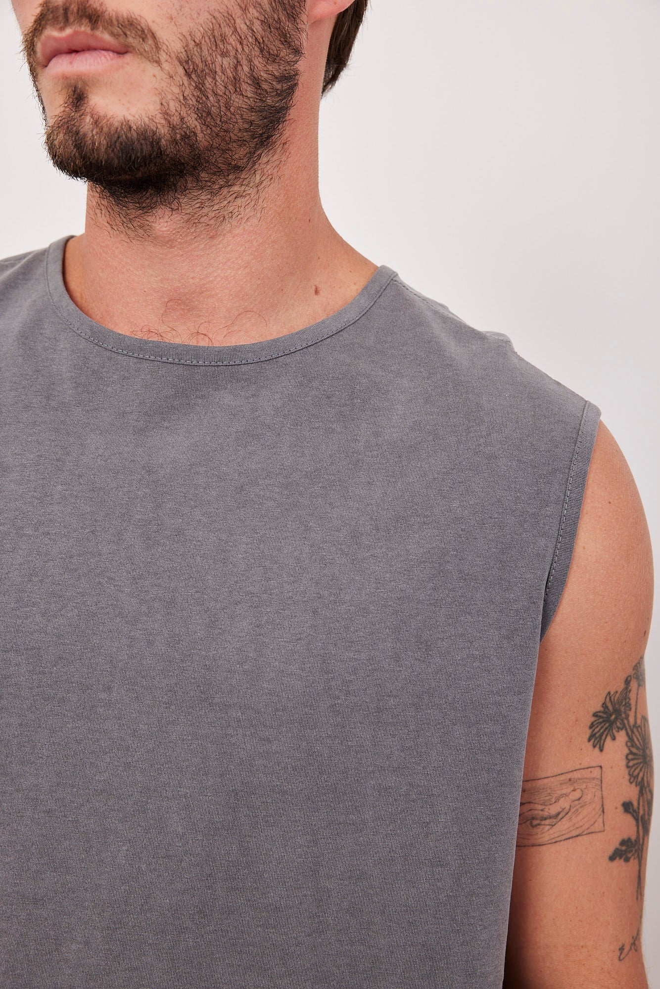 גופייה עם תיפורים צידיים - ITAY BRANDS