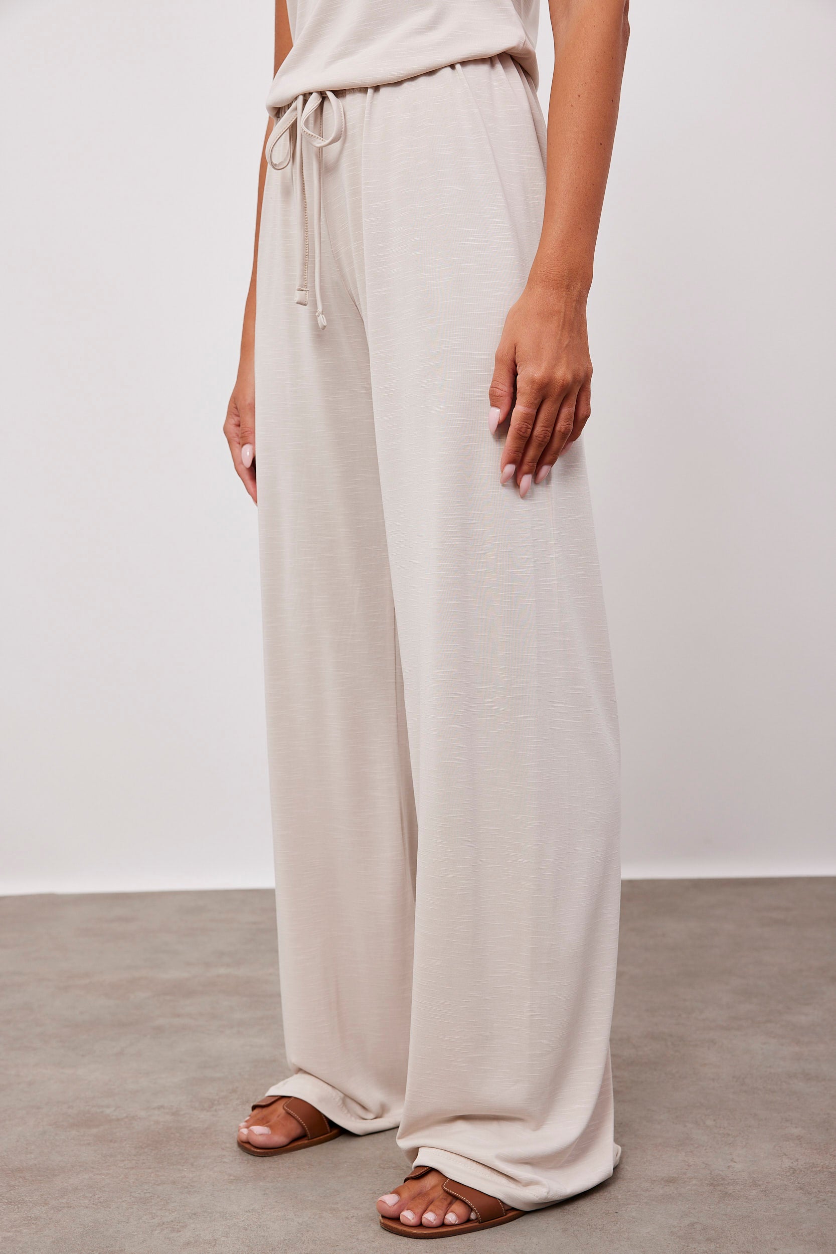 מכנסיים בטקסטורה מבד נשפך - ITAY BRANDS