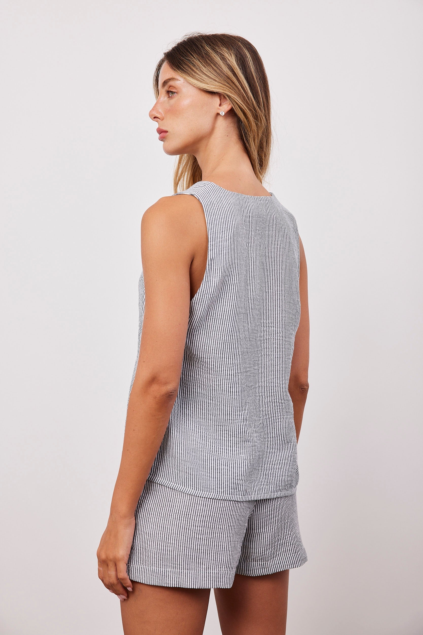 וסט פסים עם קשירה קדמית - ITAY BRANDS