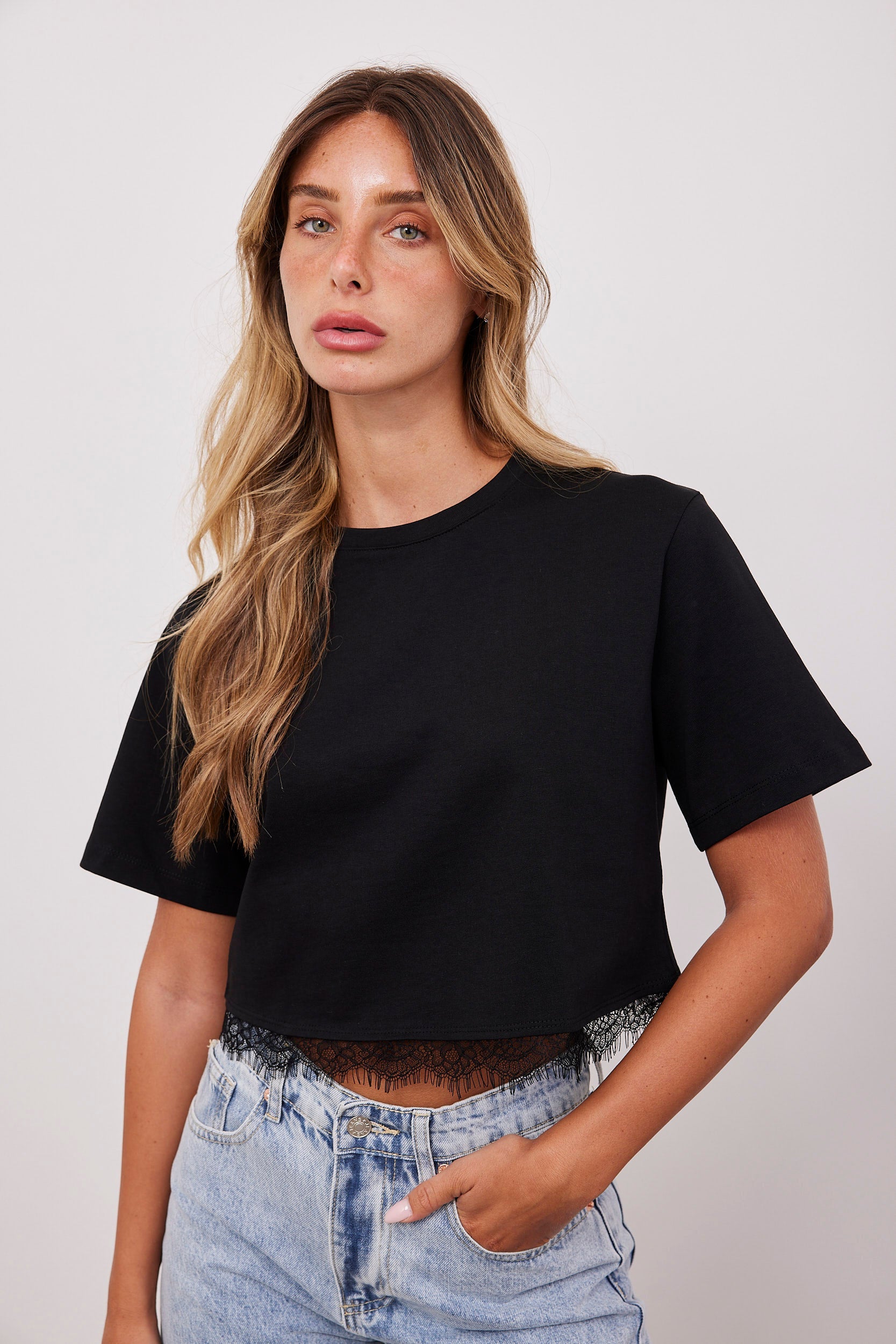 טי-שרט קרופ בסיומת תחרה - ITAY BRANDS