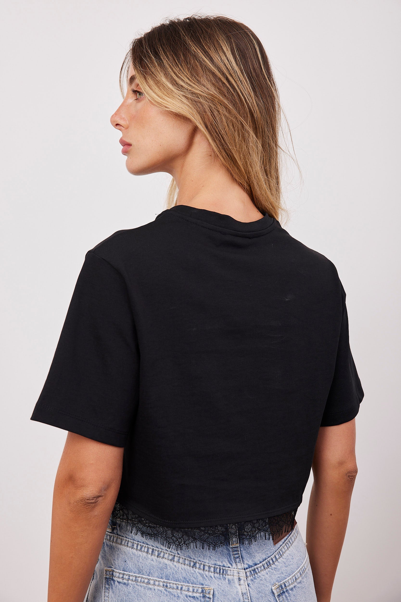 טי-שרט קרופ בסיומת תחרה - ITAY BRANDS