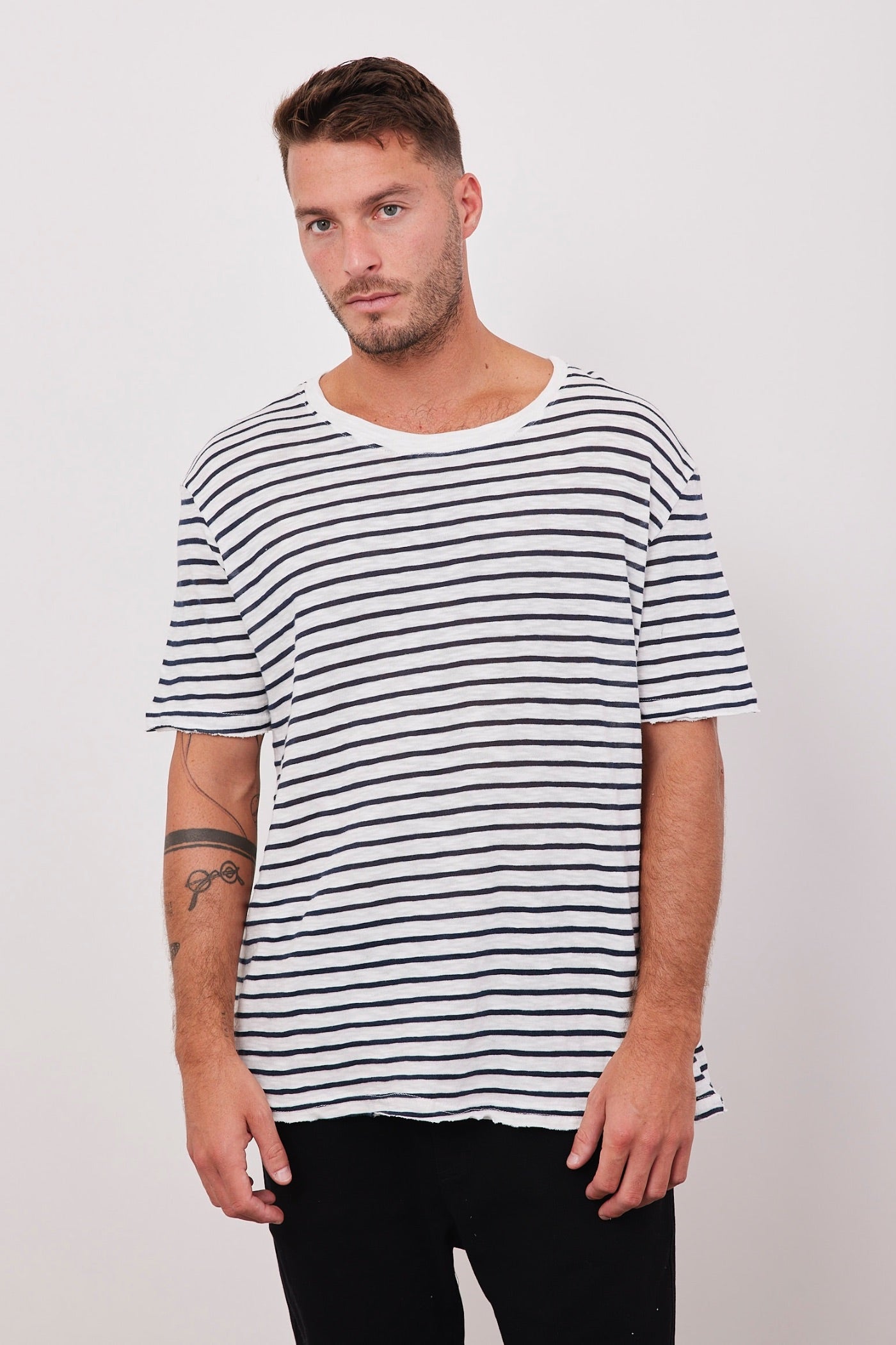 חולצת פסים קצרה במראה פשתן - ITAY BRANDS