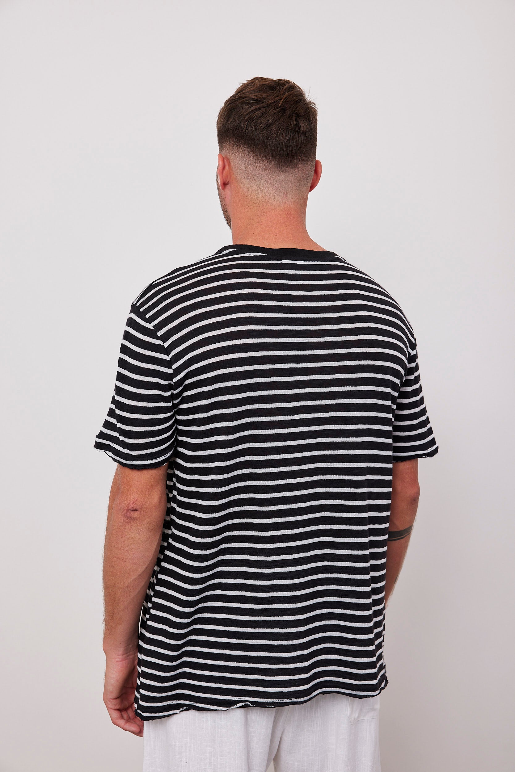 חולצת פסים קצרה במראה פשתן - ITAY BRANDS