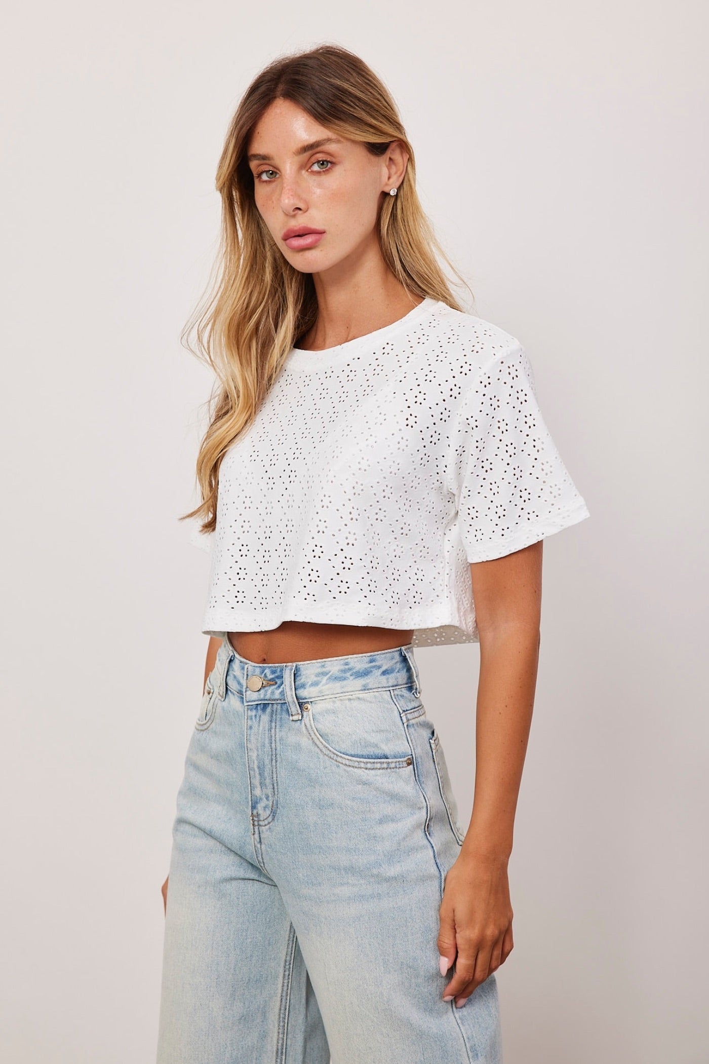 חולצת קרופ עם חירורים - ITAY BRANDS