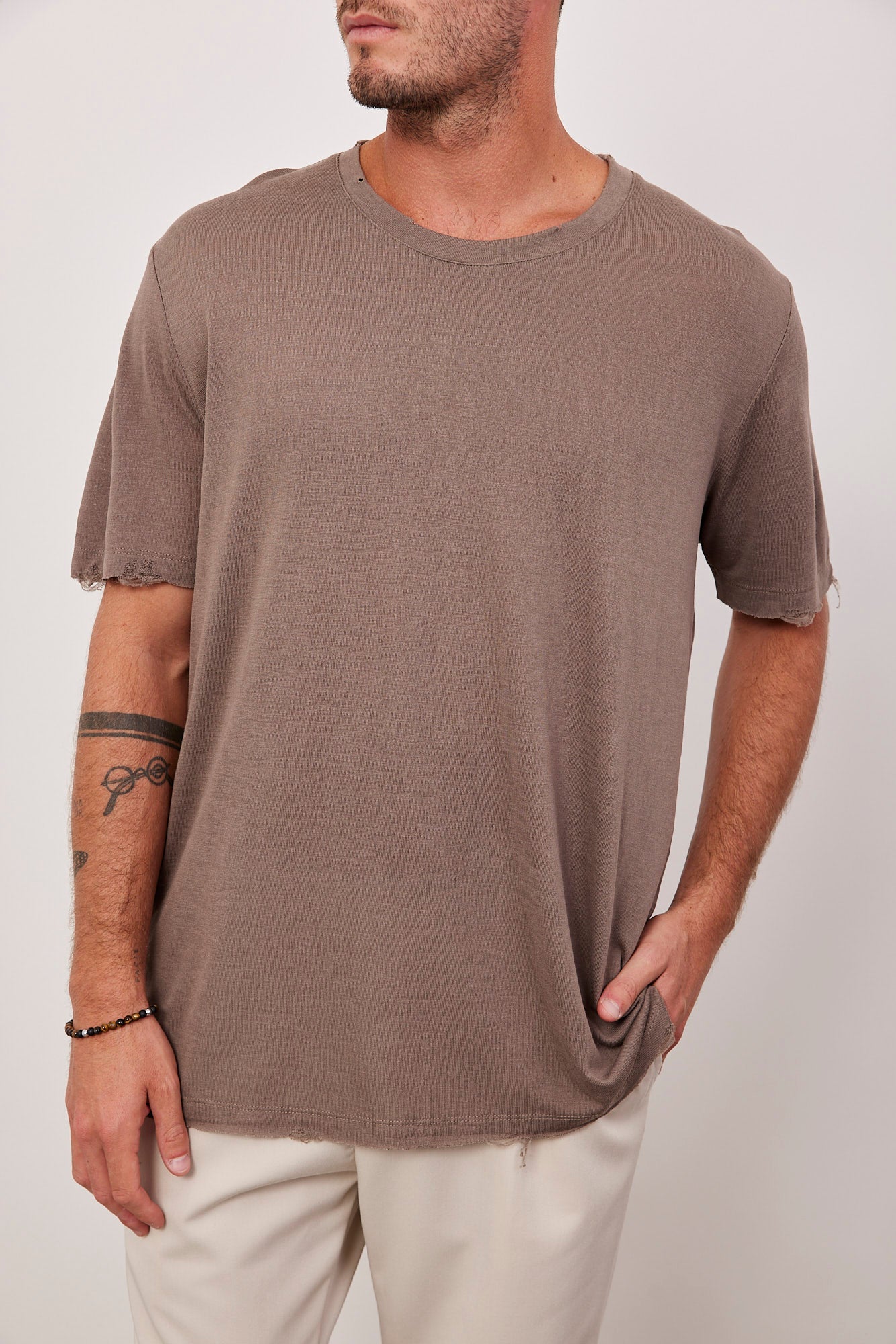 טי-שרט קרעים במראה פשתן