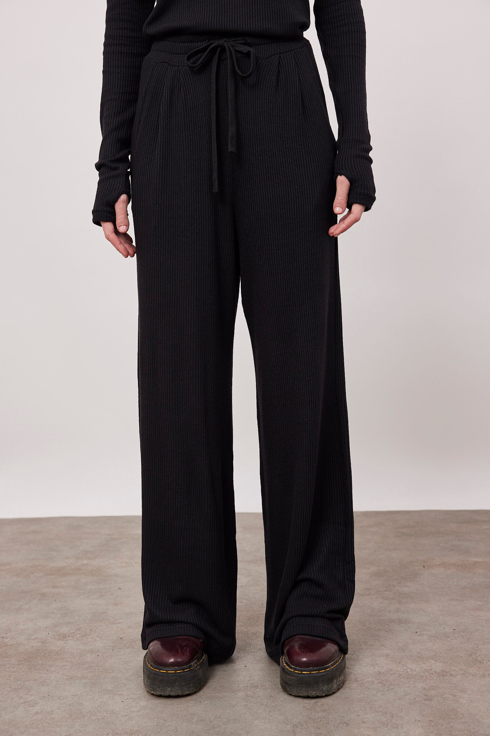 מכנסיים מתרחבים בטקסטורת פסים