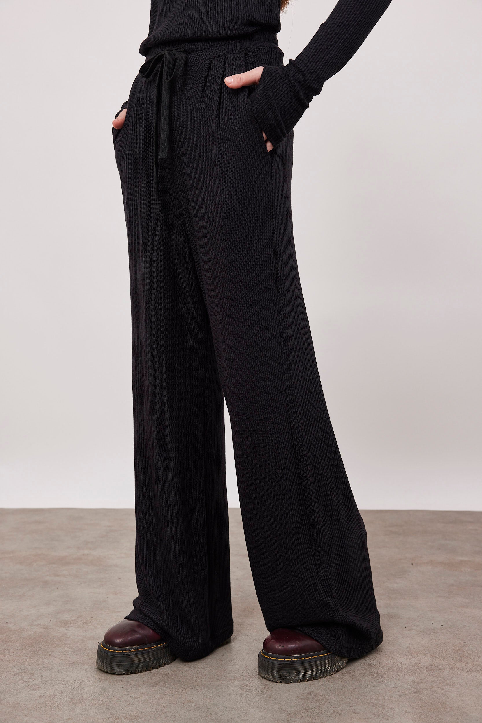 מכנסיים מתרחבים בטקסטורת פסים