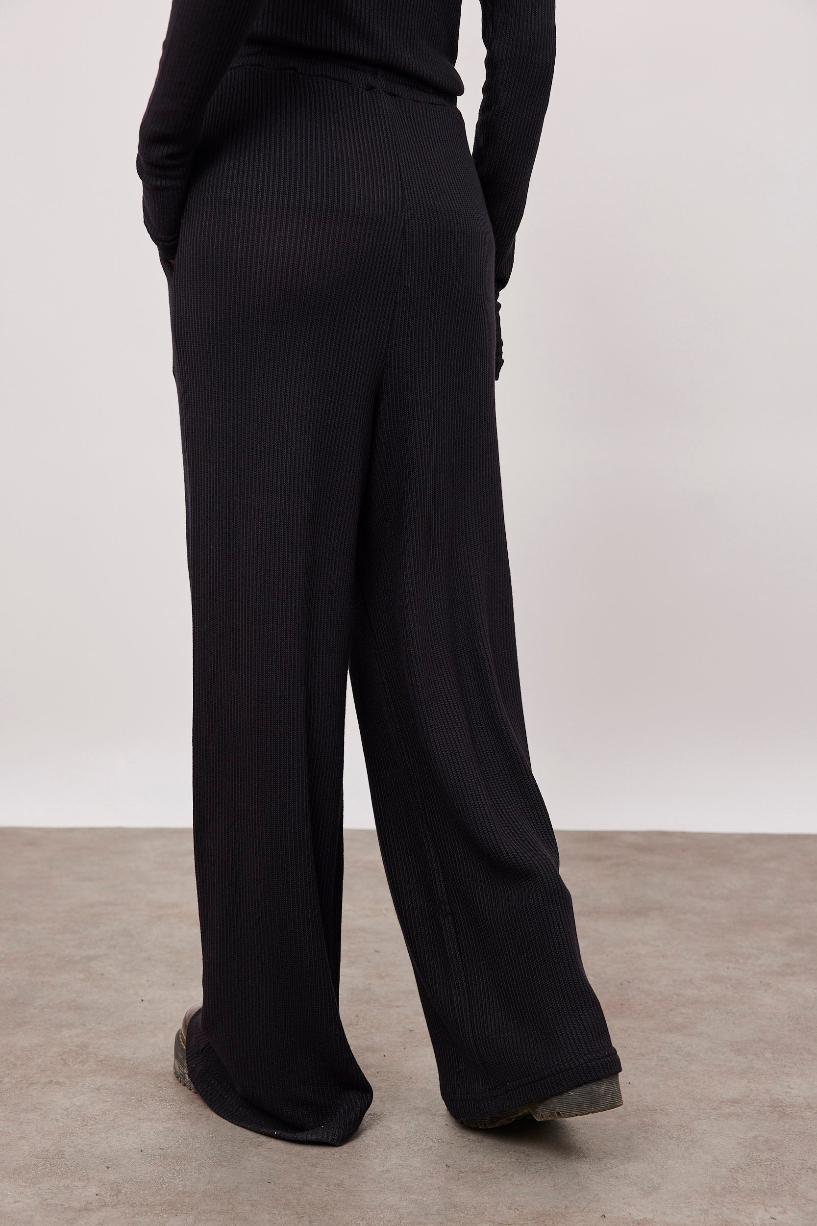 מכנסיים מתרחבים בטקסטורת פסים